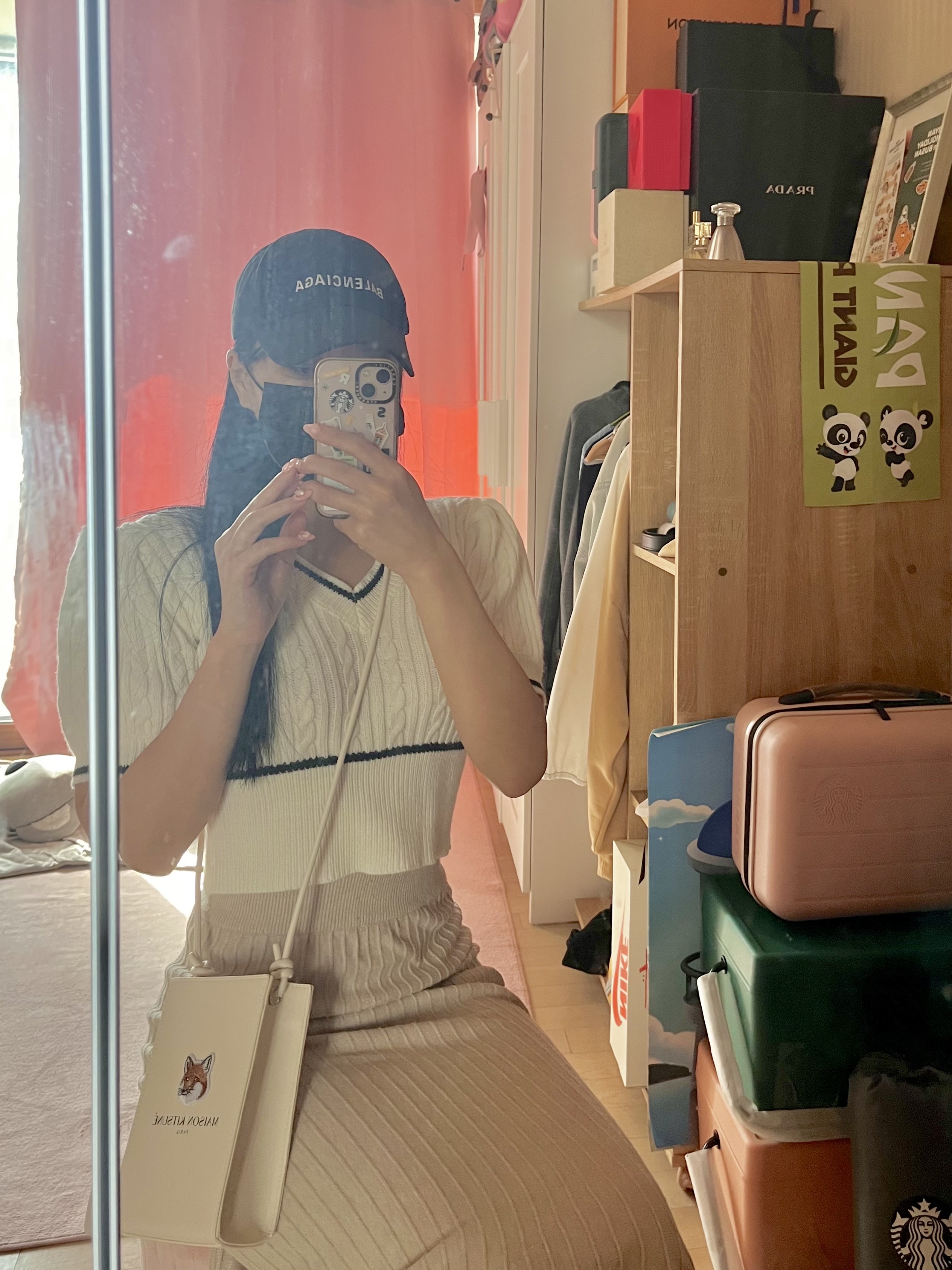 Maison Kitsune x Laneige Crossbody Bag 착용 스타일 - 2