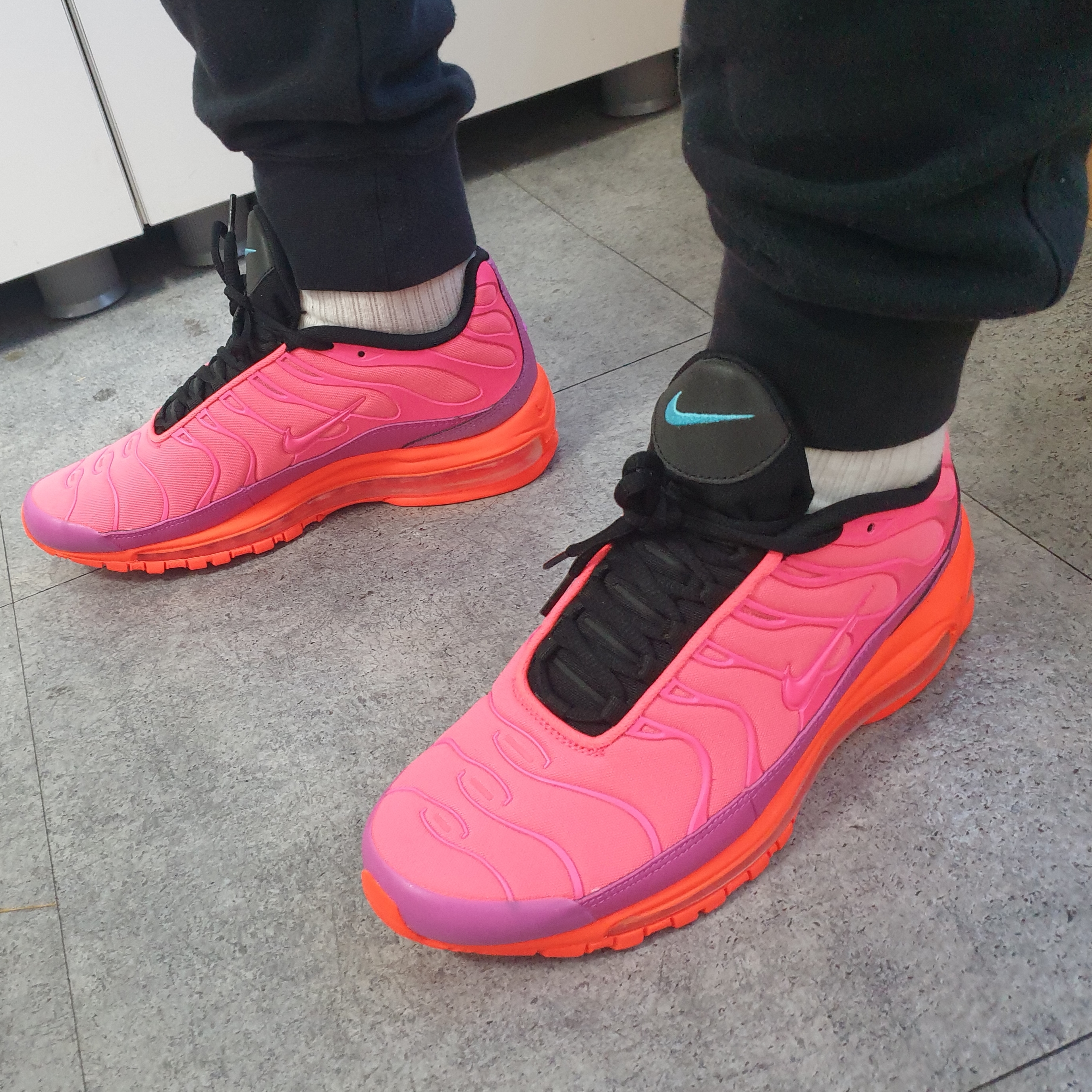 Nike Air Max Plus 97 Racer Pink Hyper Magenta 착용 스타일 - 3