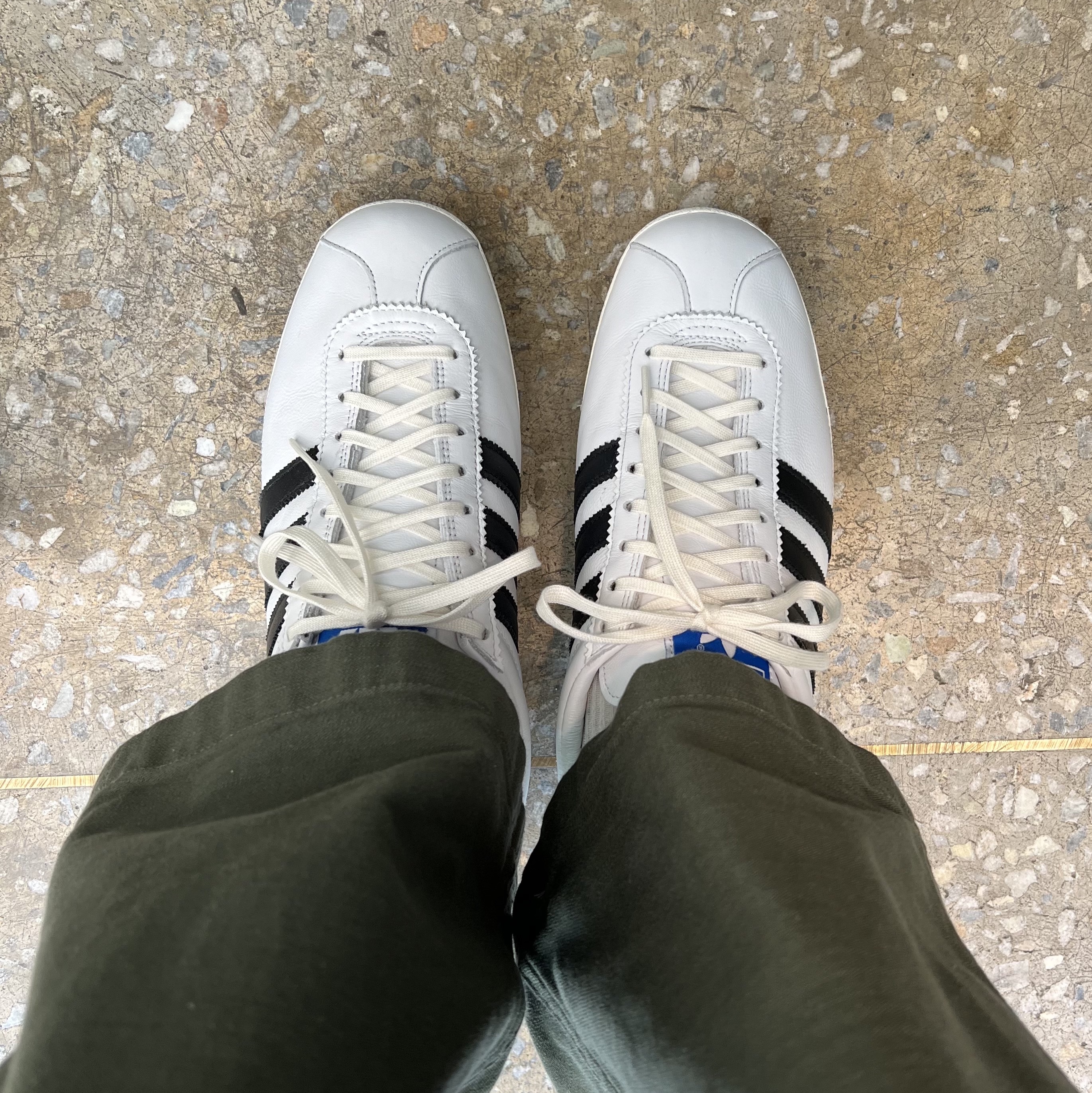 Adidas Gazelle Vintage White Black 착용 스타일