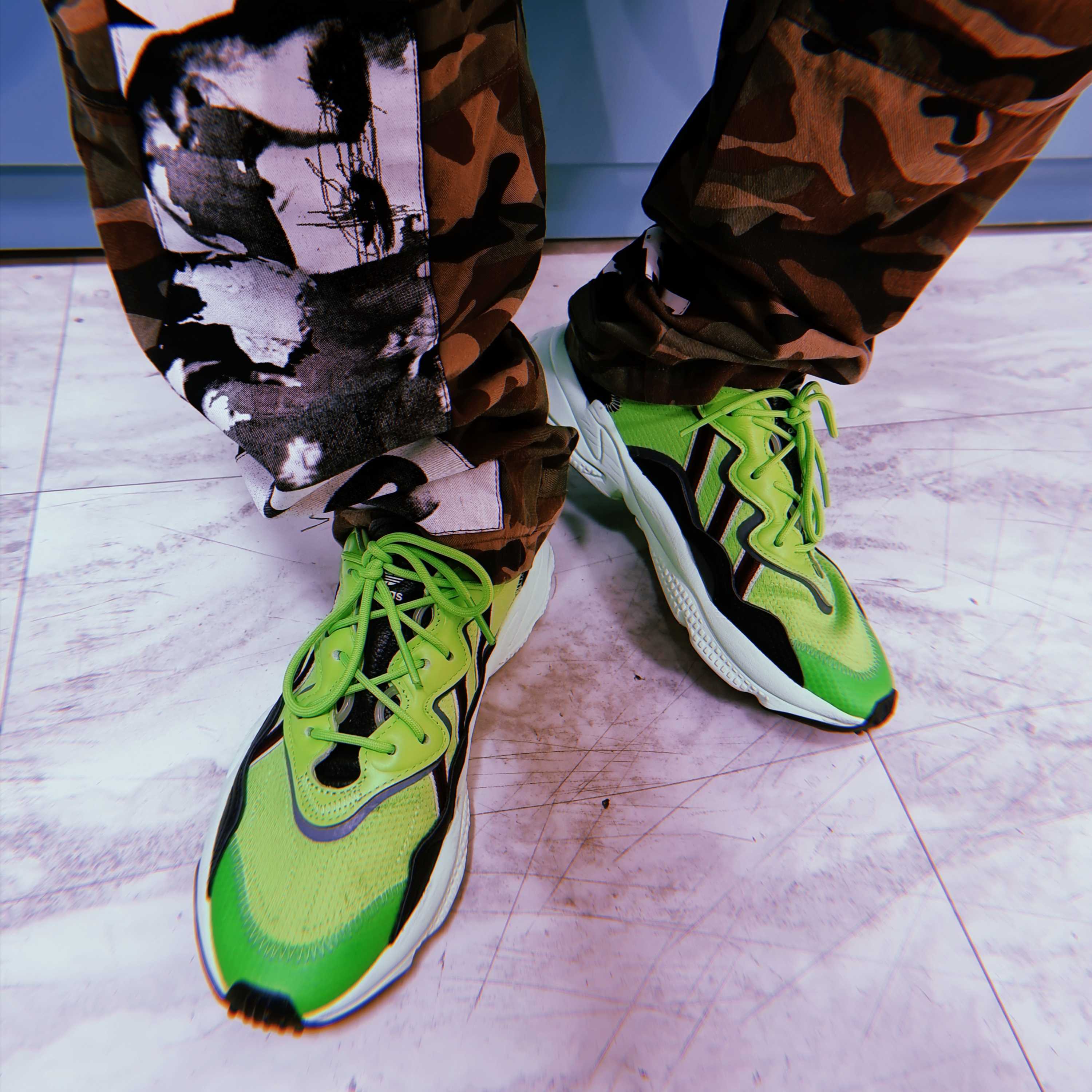 Adidas Ozweego Neon Green 착용 스타일