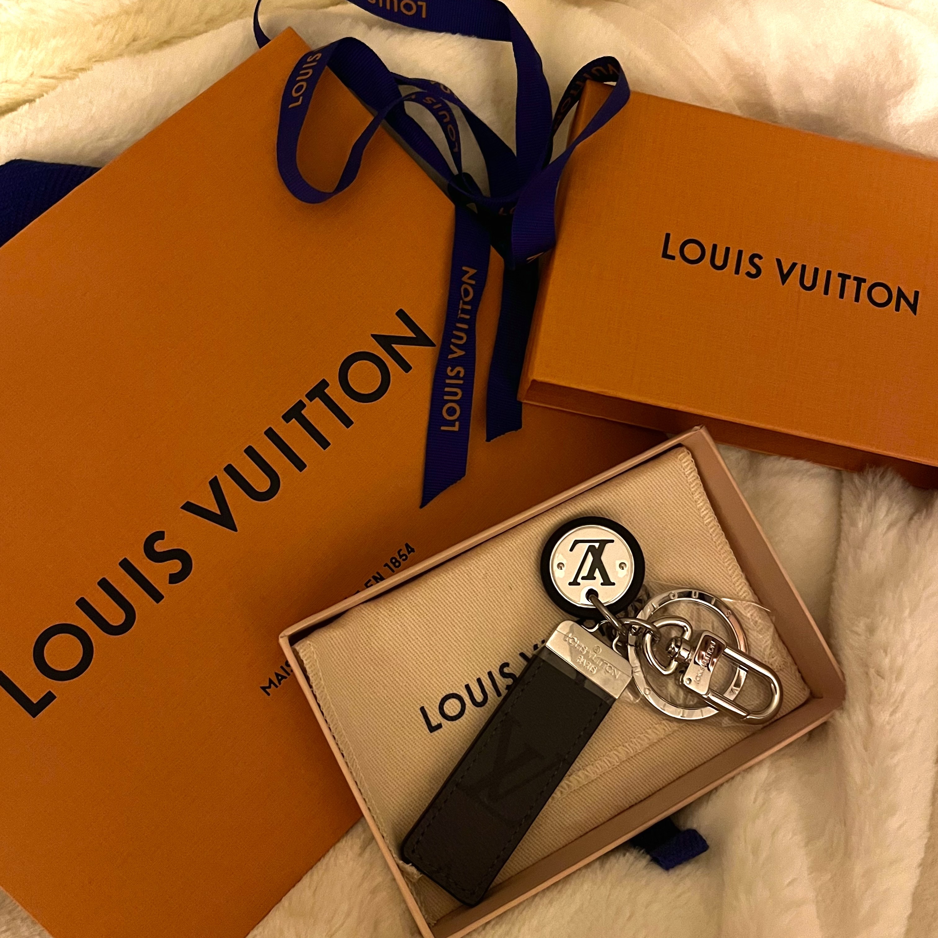 Louis Vuitton Neo LV Club Bag Charm and Key Holder Monogram Eclipse 착용 스타일