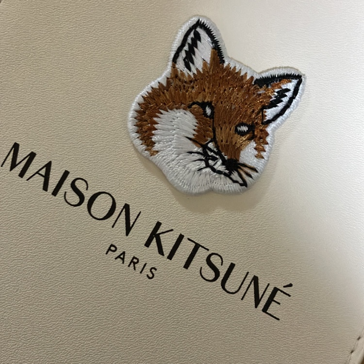 Maison Kitsune x Laneige Crossbody Bag 착용 스타일 - 1