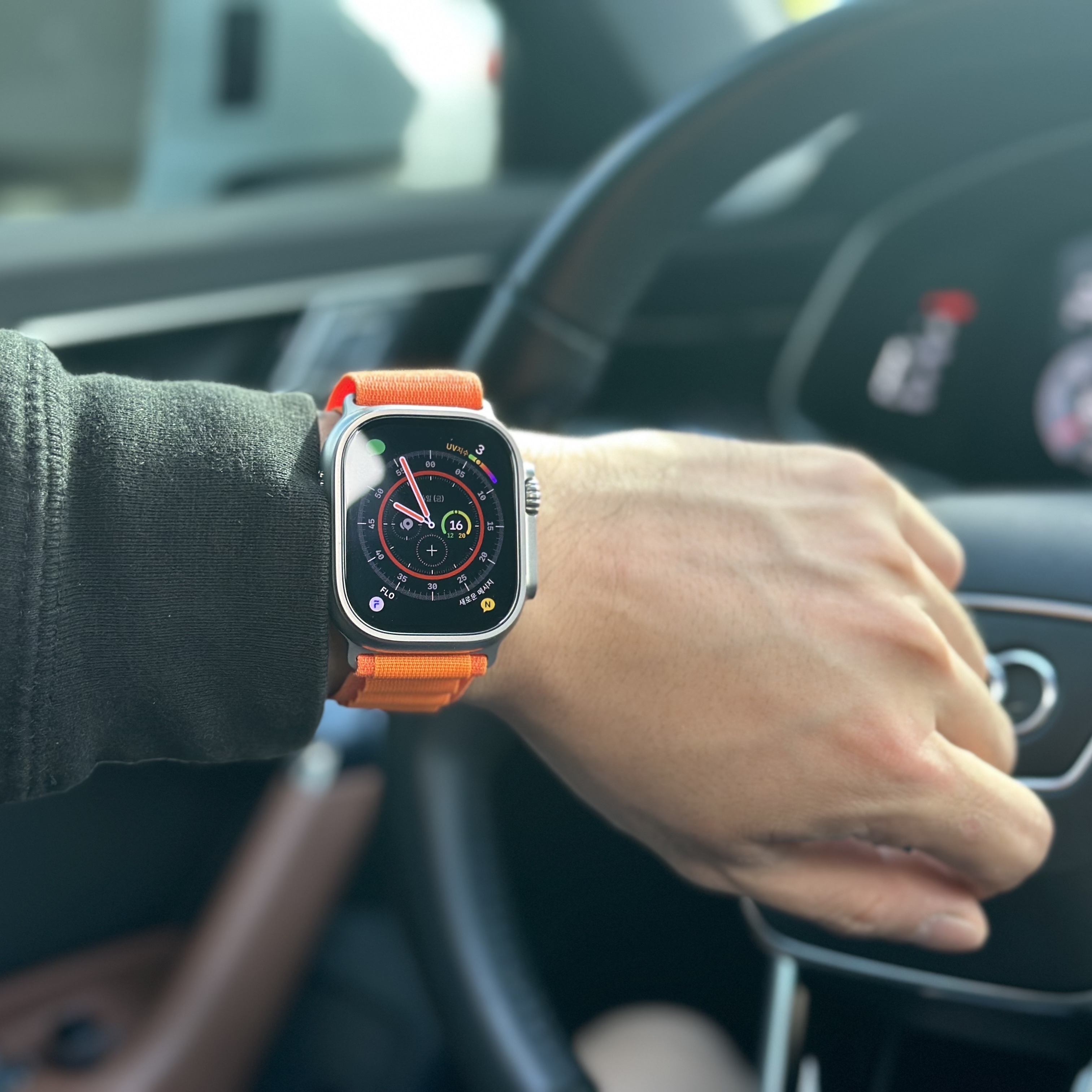 Apple Watch Ultra 49mm Titanium Case with M Alpine Loop Orange (Korean Ver.) 착용 스타일
