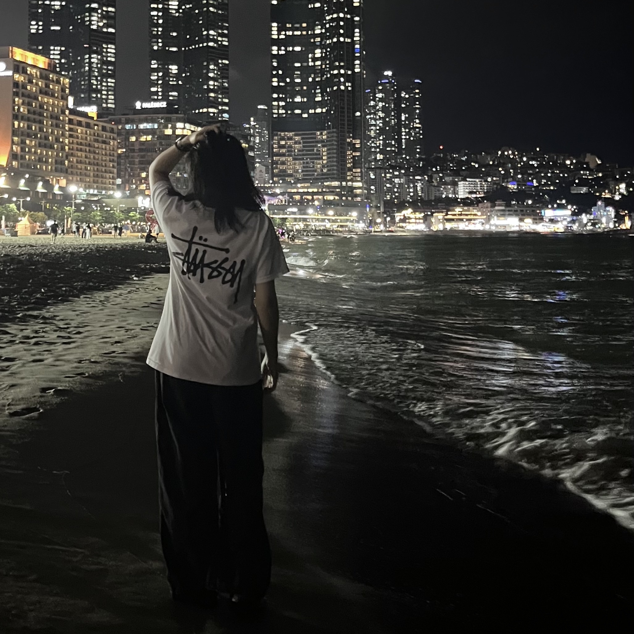 Stussy Basic Stussy T-Shirt White 2022, New Balance Flip Flop Black 착용 스타일