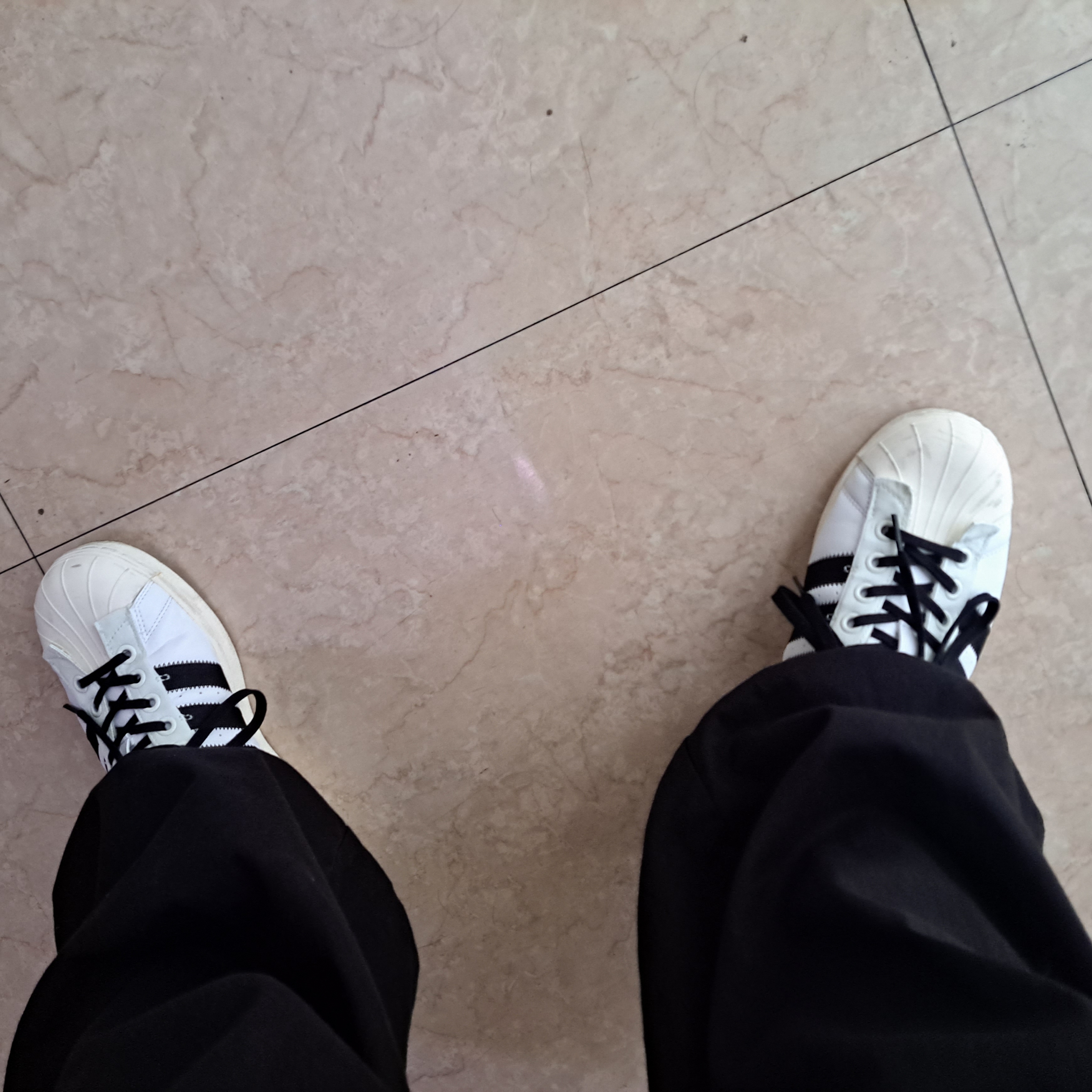 Adidas x Parley Superstar White 착용 스타일 - 2