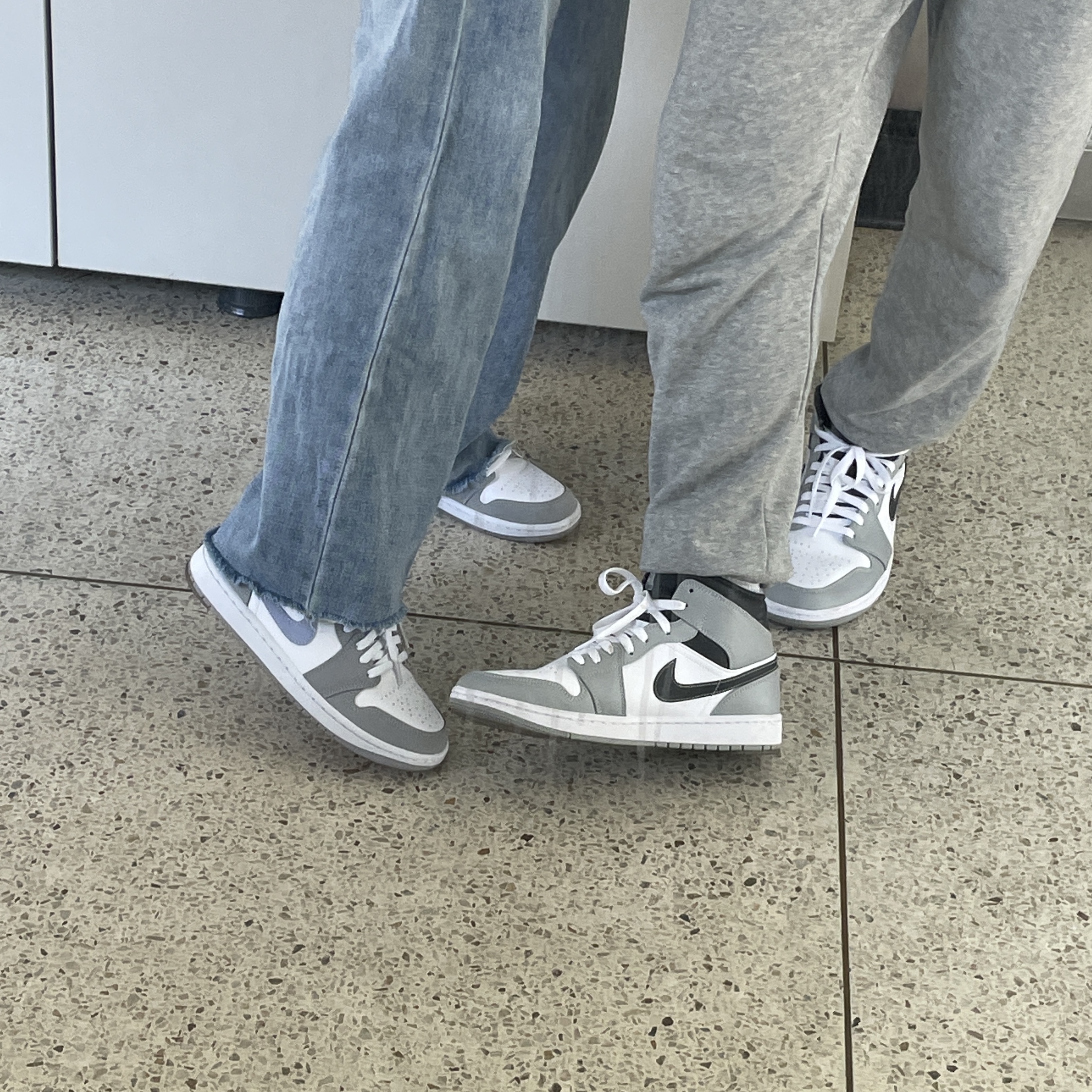 Jordan 1 Mid Light Smoke Grey Anthracite, (W) Jordan 1 Mid Wolf Grey 착용 스타일