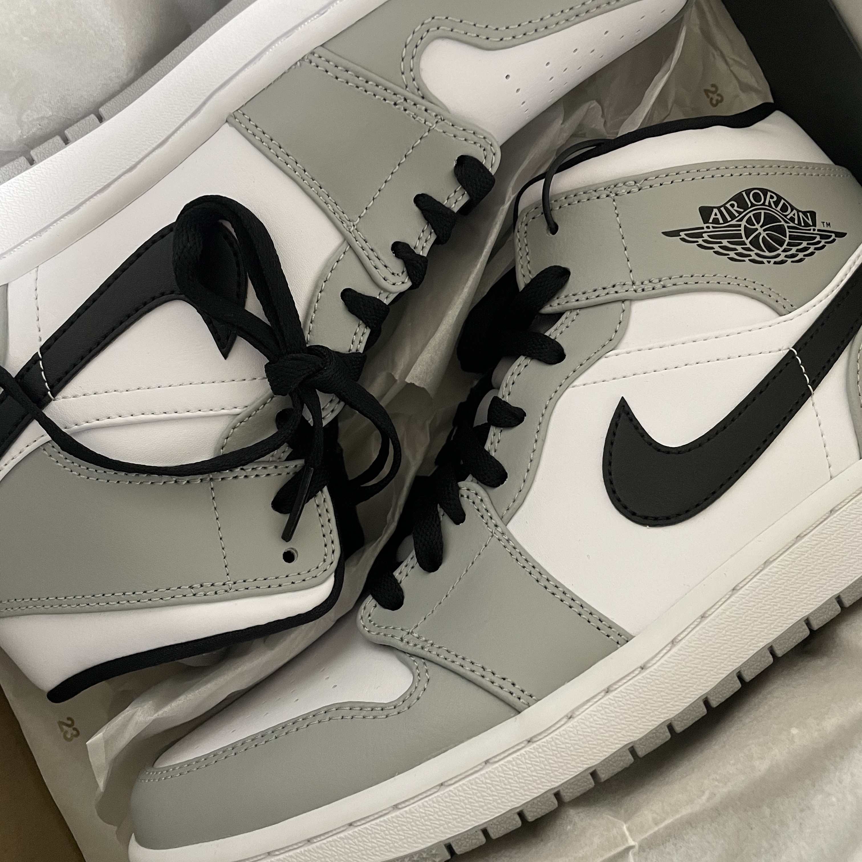 Jordan 1 Mid Light Smoke Grey 착용 스타일