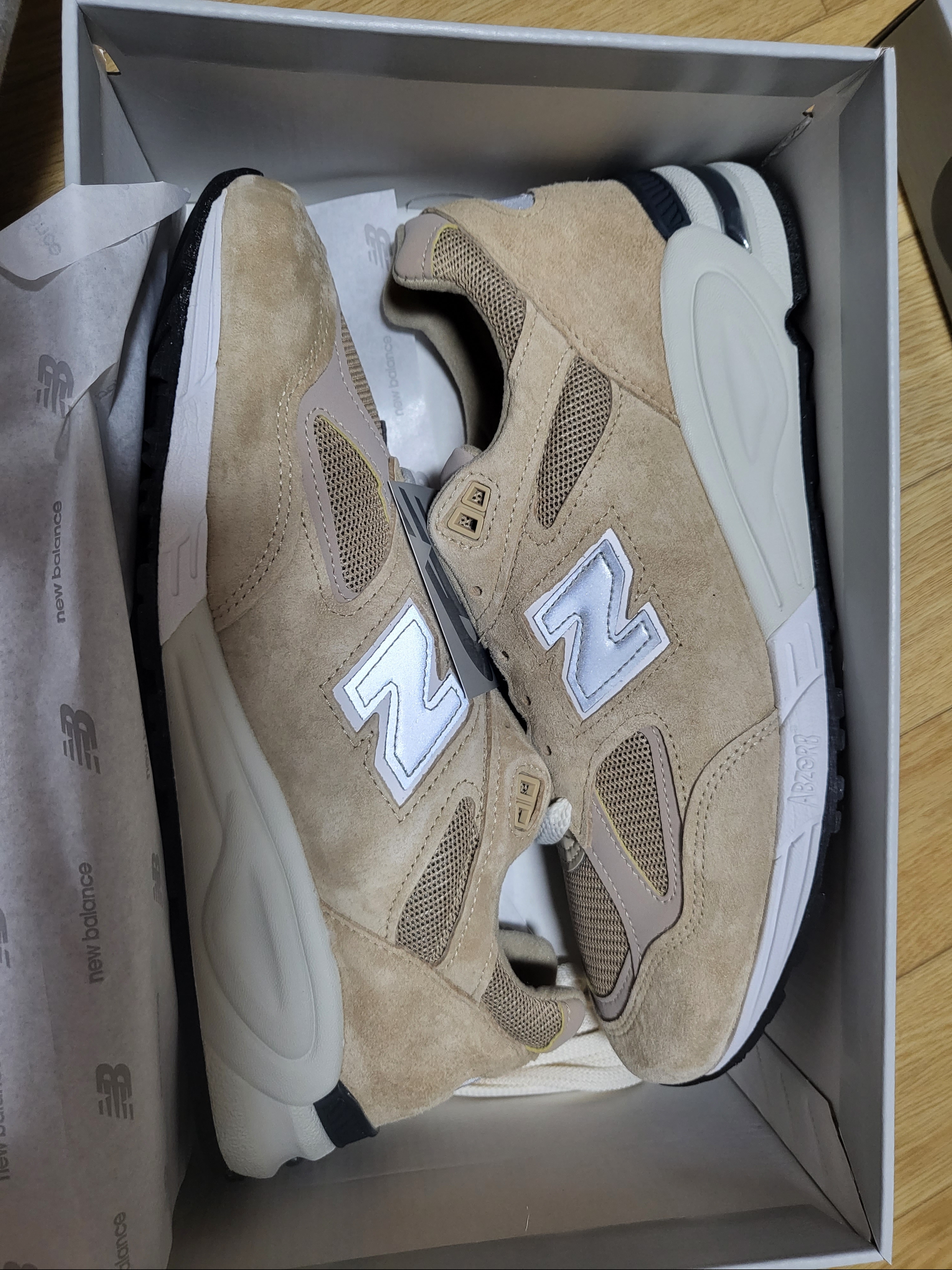 New Balance x Kith 990v2 Made in USA Tan 착용 스타일