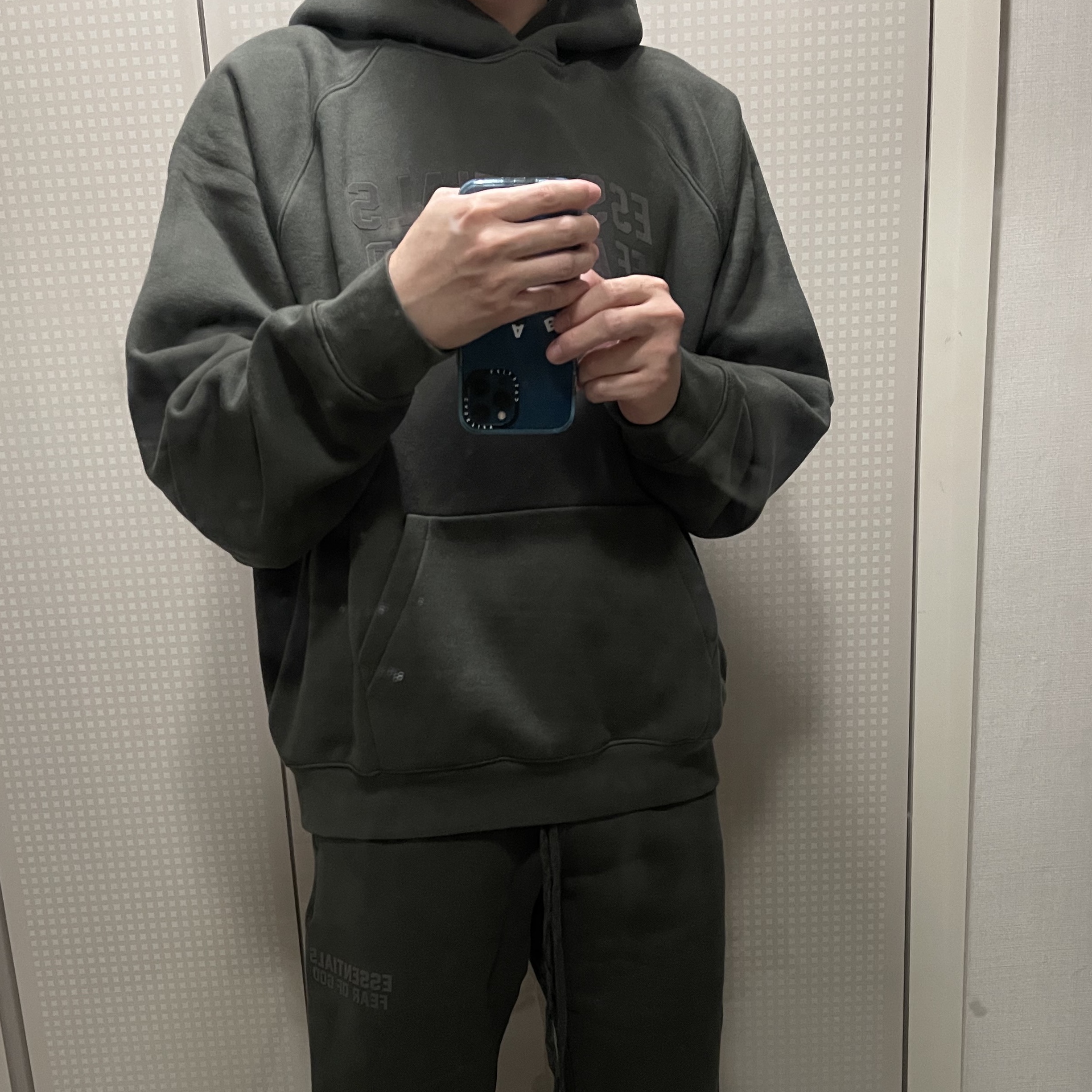 Essentials Hoodie Off Black - 22FW, Essentials Sweatpants Off Black - 22FW 착용 스타일