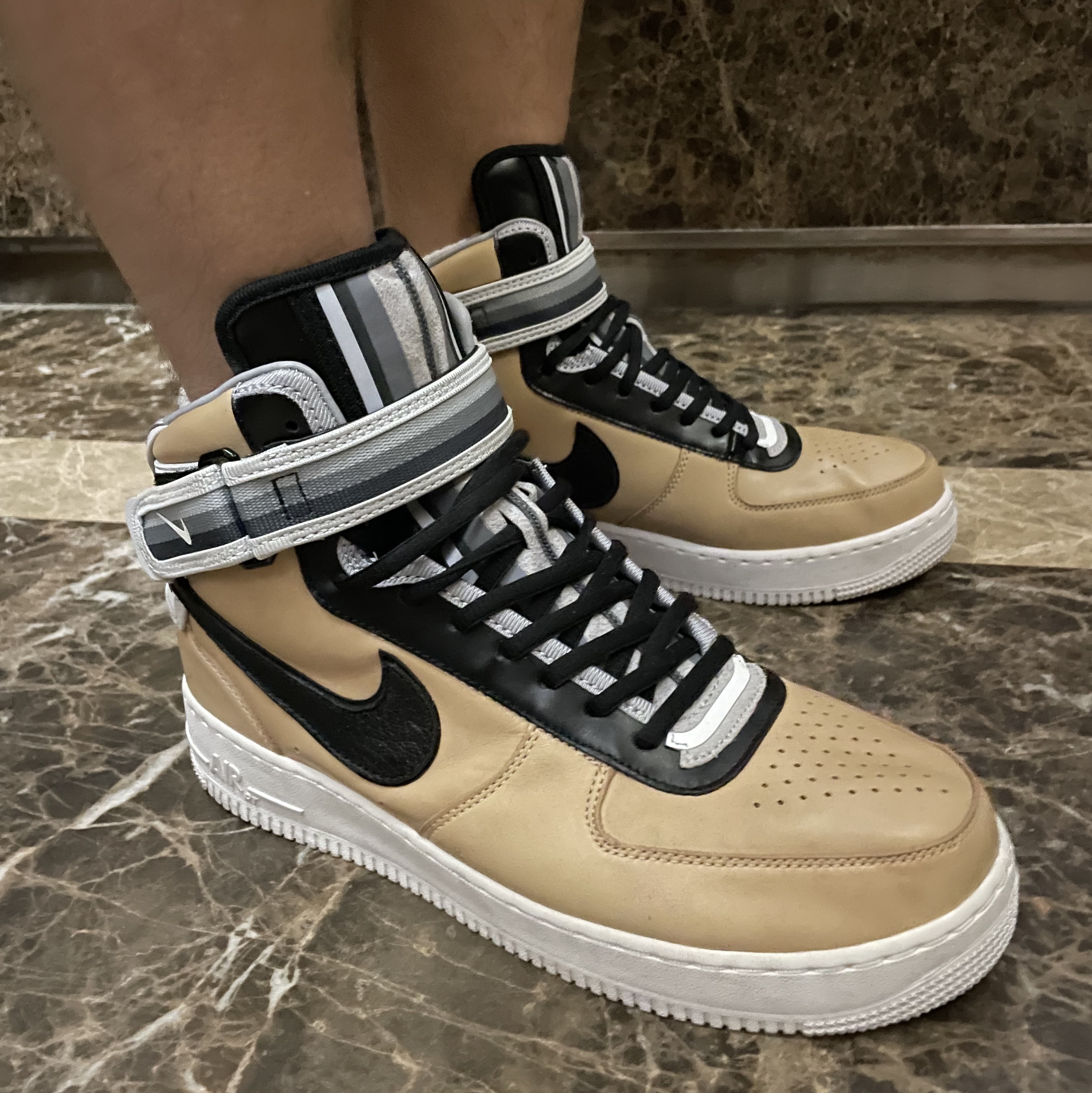 Nike x Riccardo Tisci Air Force 1 Mid Tan, Nike Heritage 86 Futura Washed Cap Black White 착용 스타일 - 3