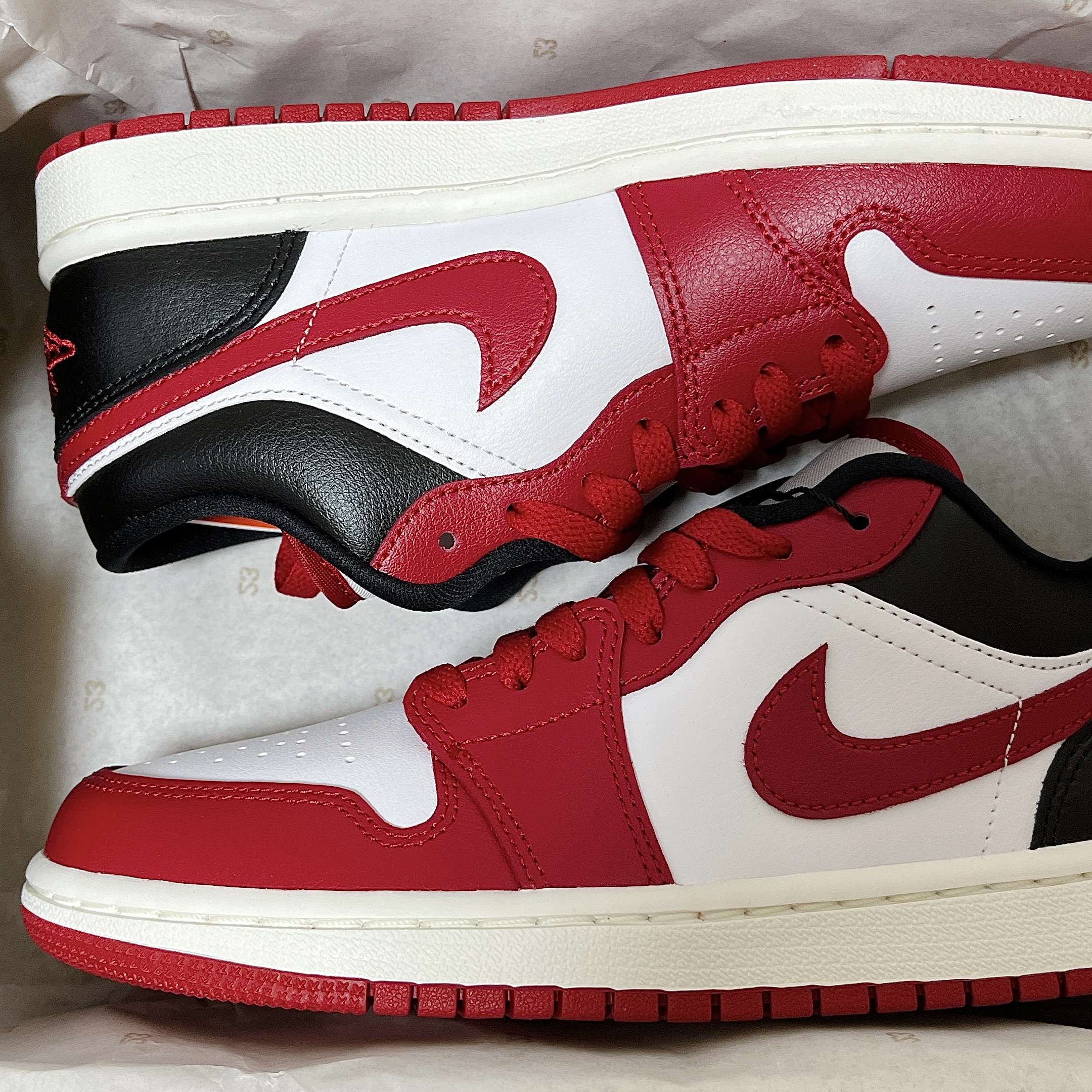 (W) Jordan 1 Low White Gym Red 착용 스타일