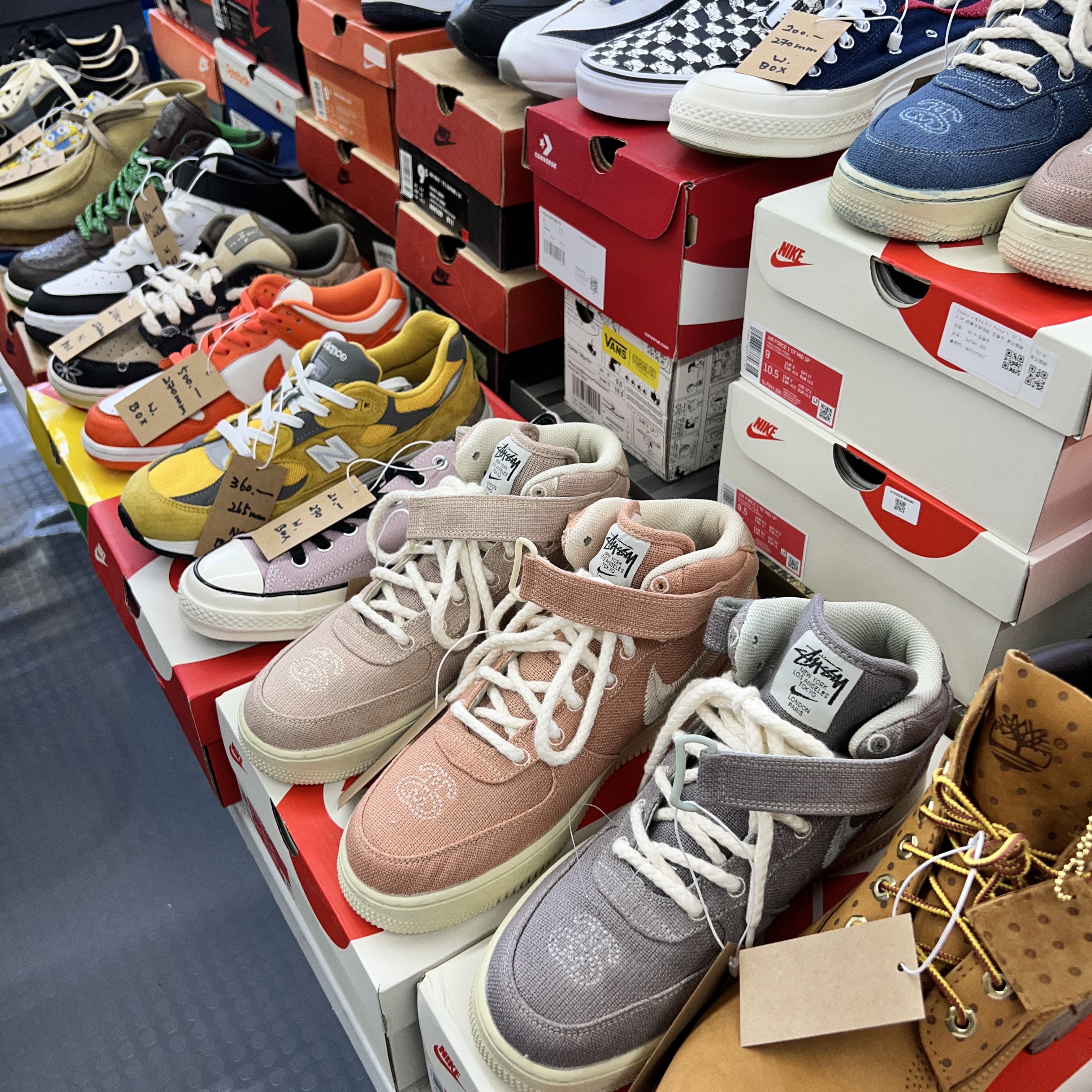 Jordan 1 x Travis Scott Retro Low OG SP Sail and Ridgerock 착용 스타일 - 1