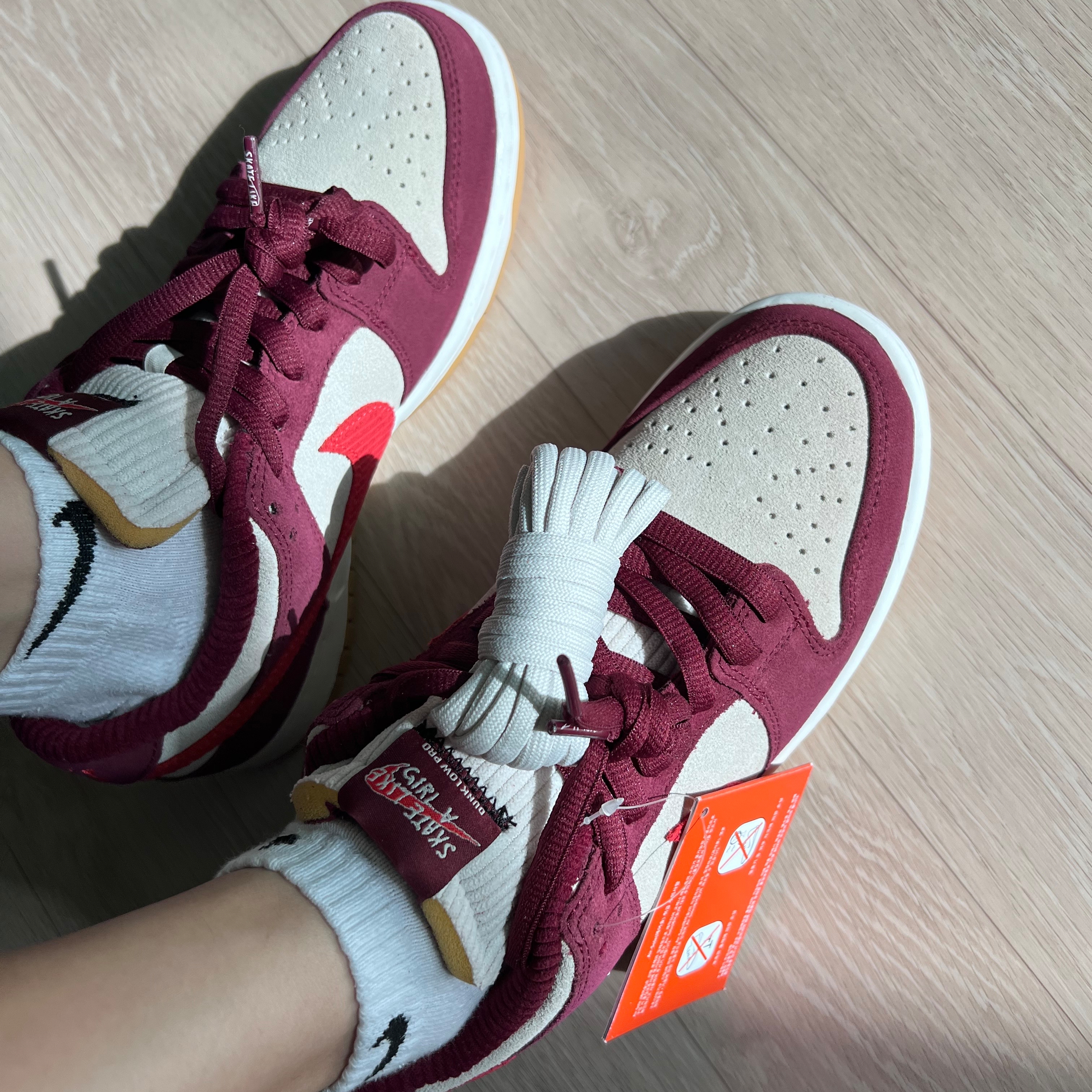 Nike x Skate Like a Girl SB Dunk Low QS Barely Rose 착용 스타일 - 3