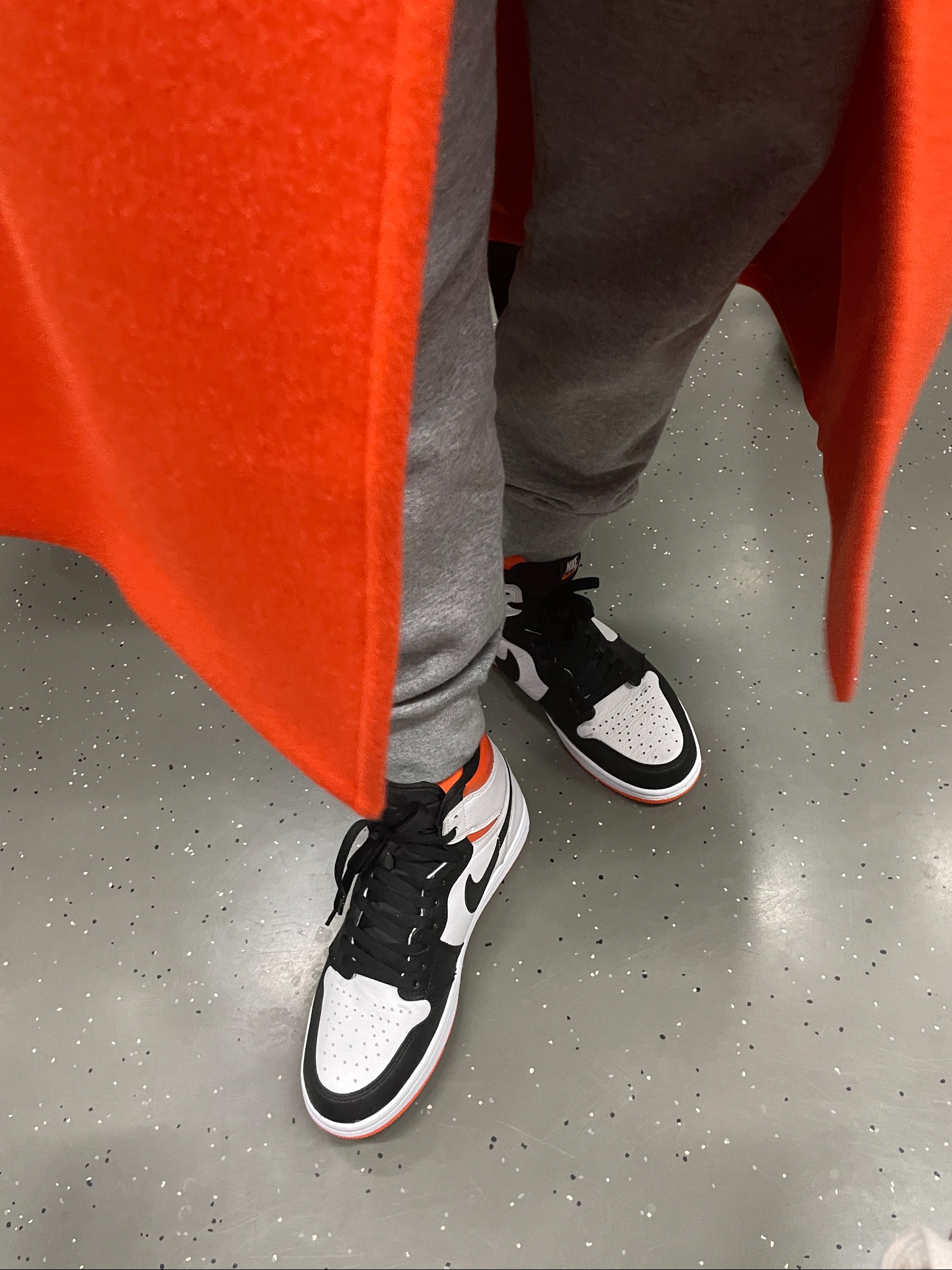 Jordan 1 Retro High OG Electro Orange 착용 스타일