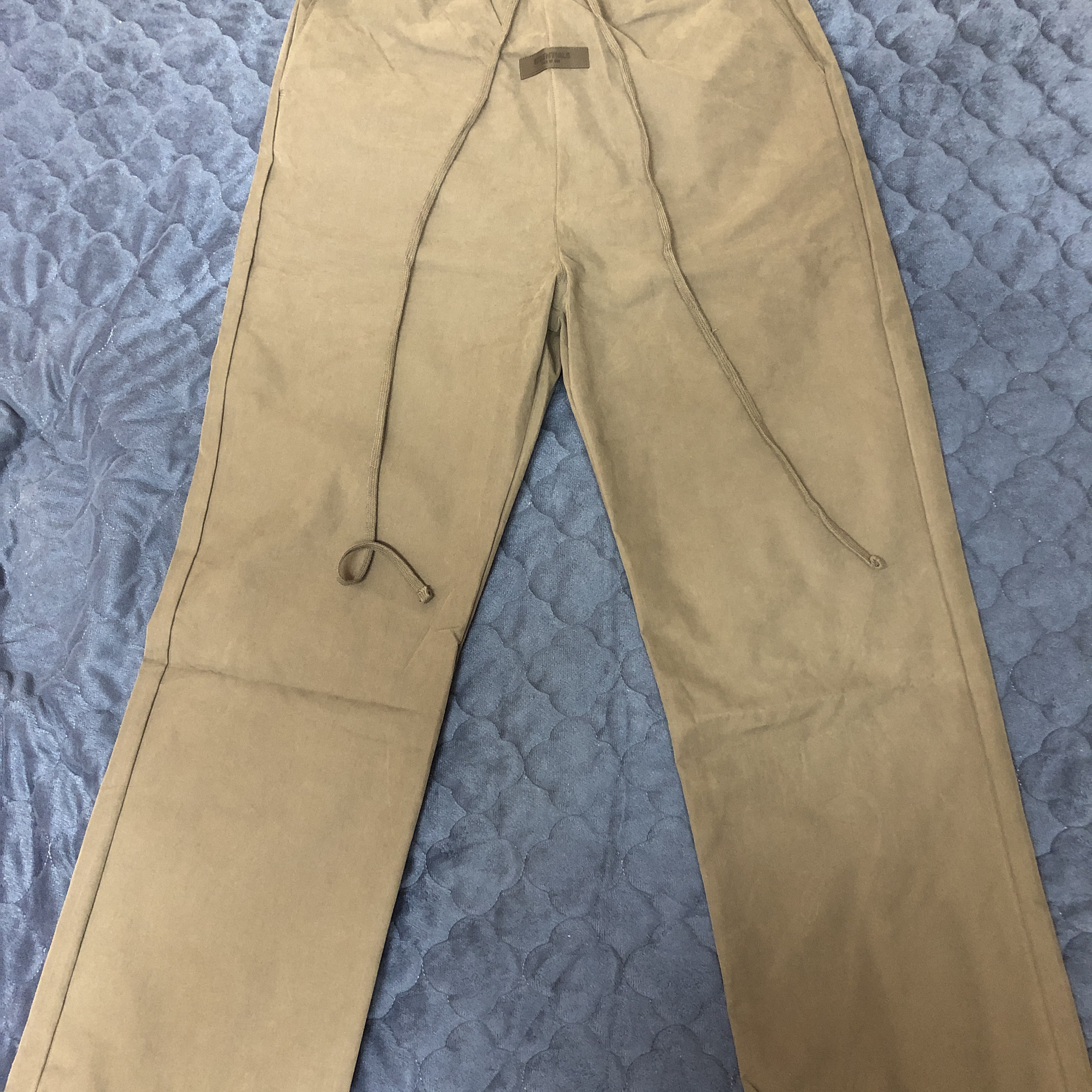 Essentials Relaxed Trousers Off Black - 22FW, Essentials Track Pants Off Black - 22FW 착용 스타일 - 1