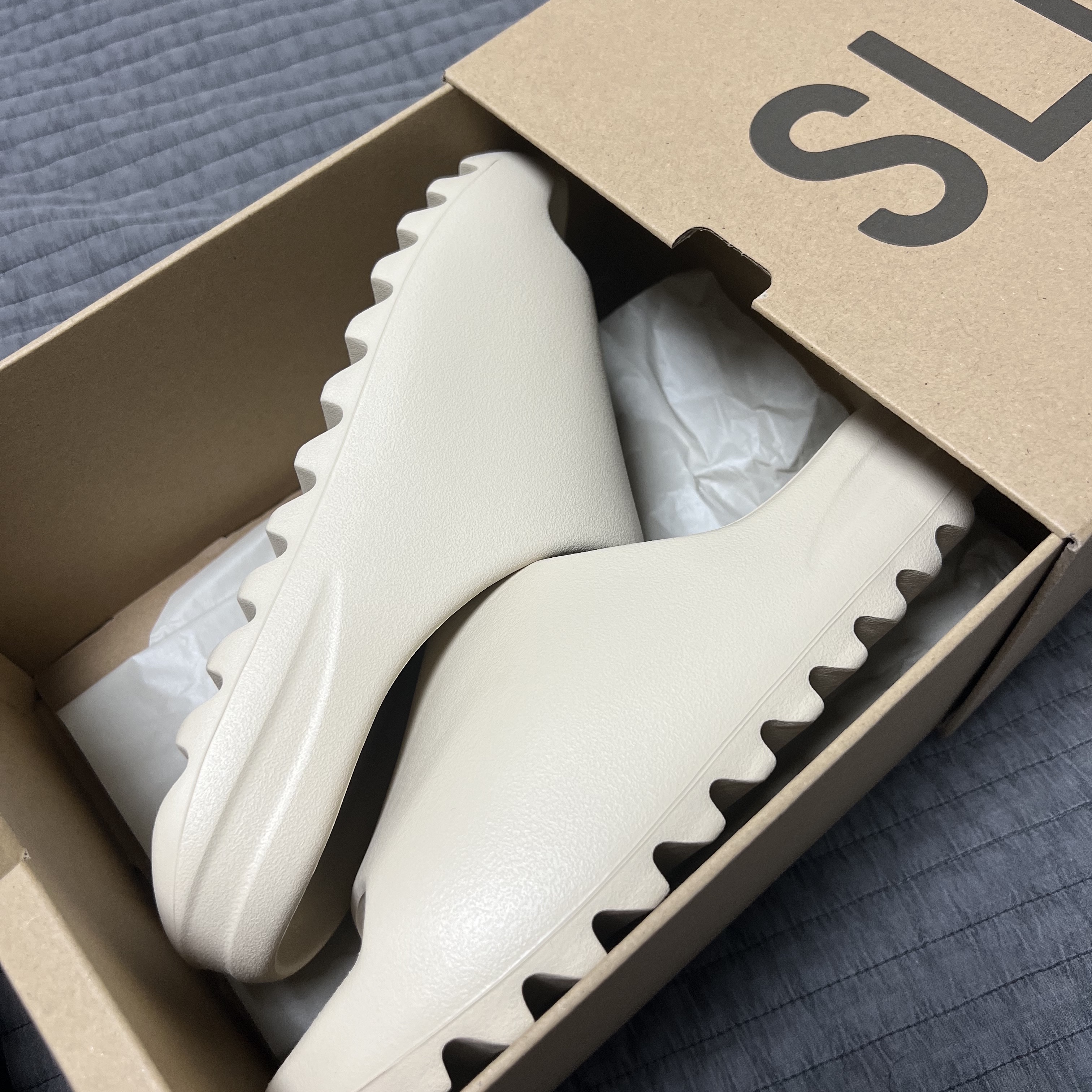 Adidas Yeezy Slide Bone 2022/2023 착용 스타일 - 4