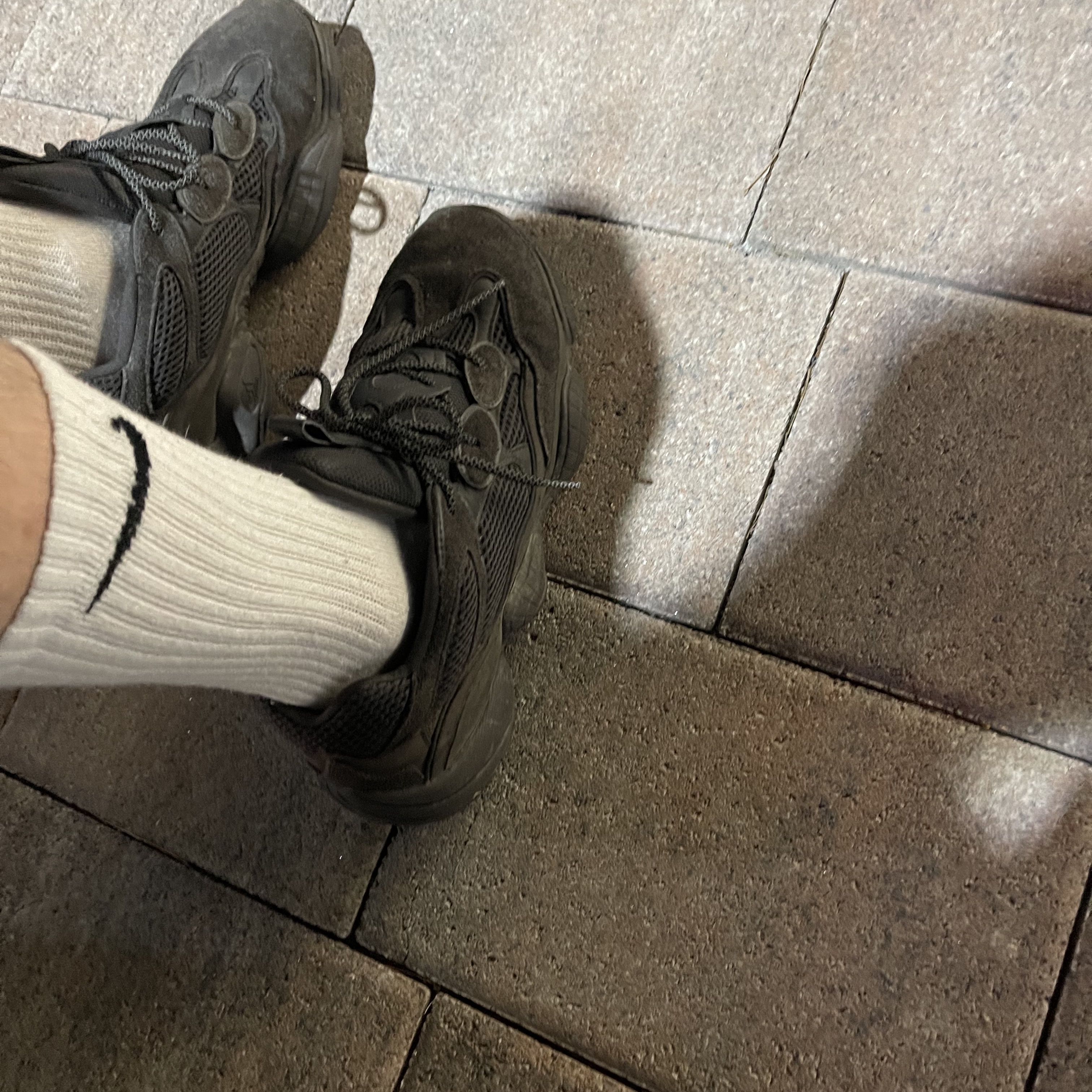 Adidas Yeezy 500 Utility Black 2018/2020 착용 스타일 - 3