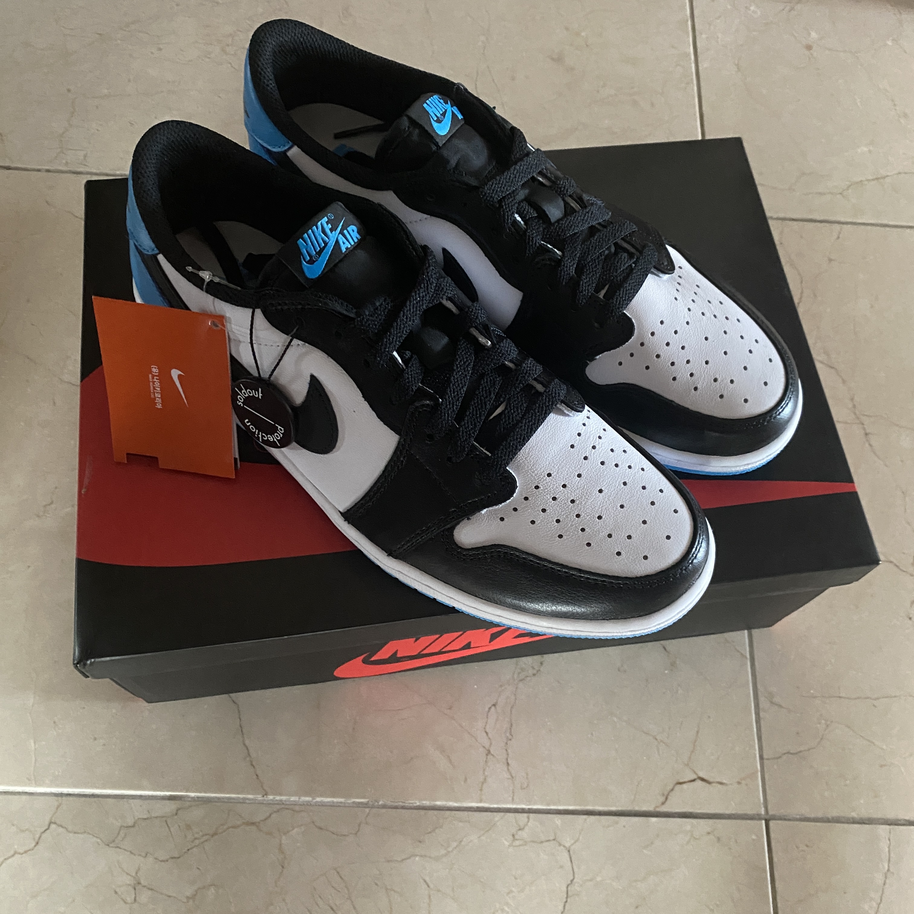 Jordan 1 Retro Low OG Black and Dark Powder Blue 착용 스타일 - 1