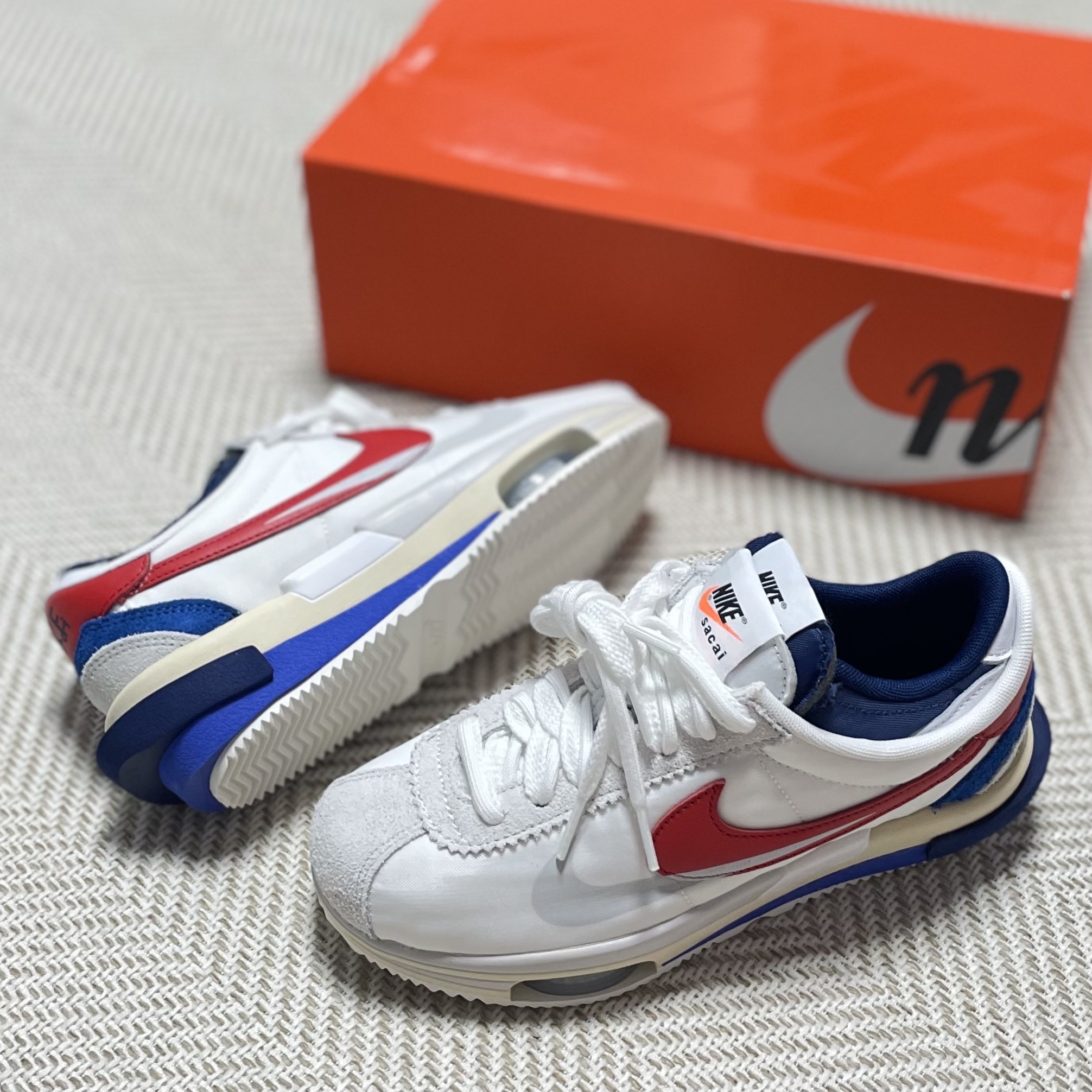 Nike x Sacai Zoom Cortez SP White and University Red 착용 스타일 - 4