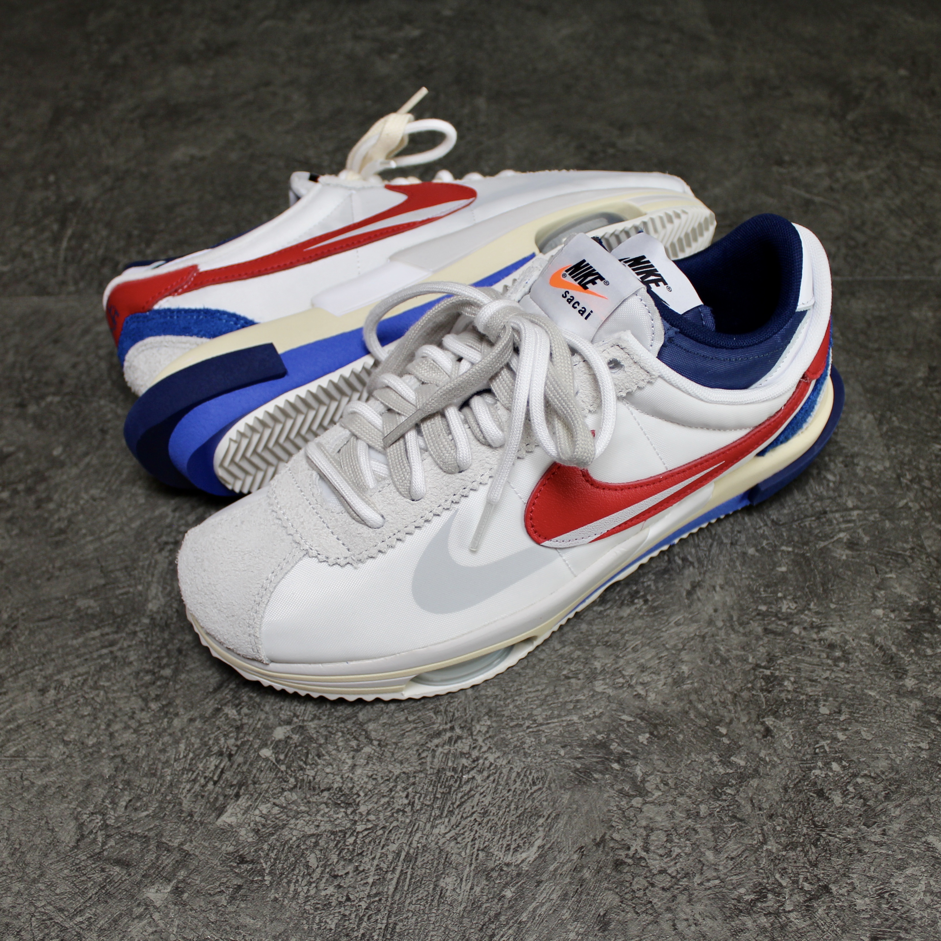 Nike x Sacai Zoom Cortez SP White and University Red 착용 스타일 - 2