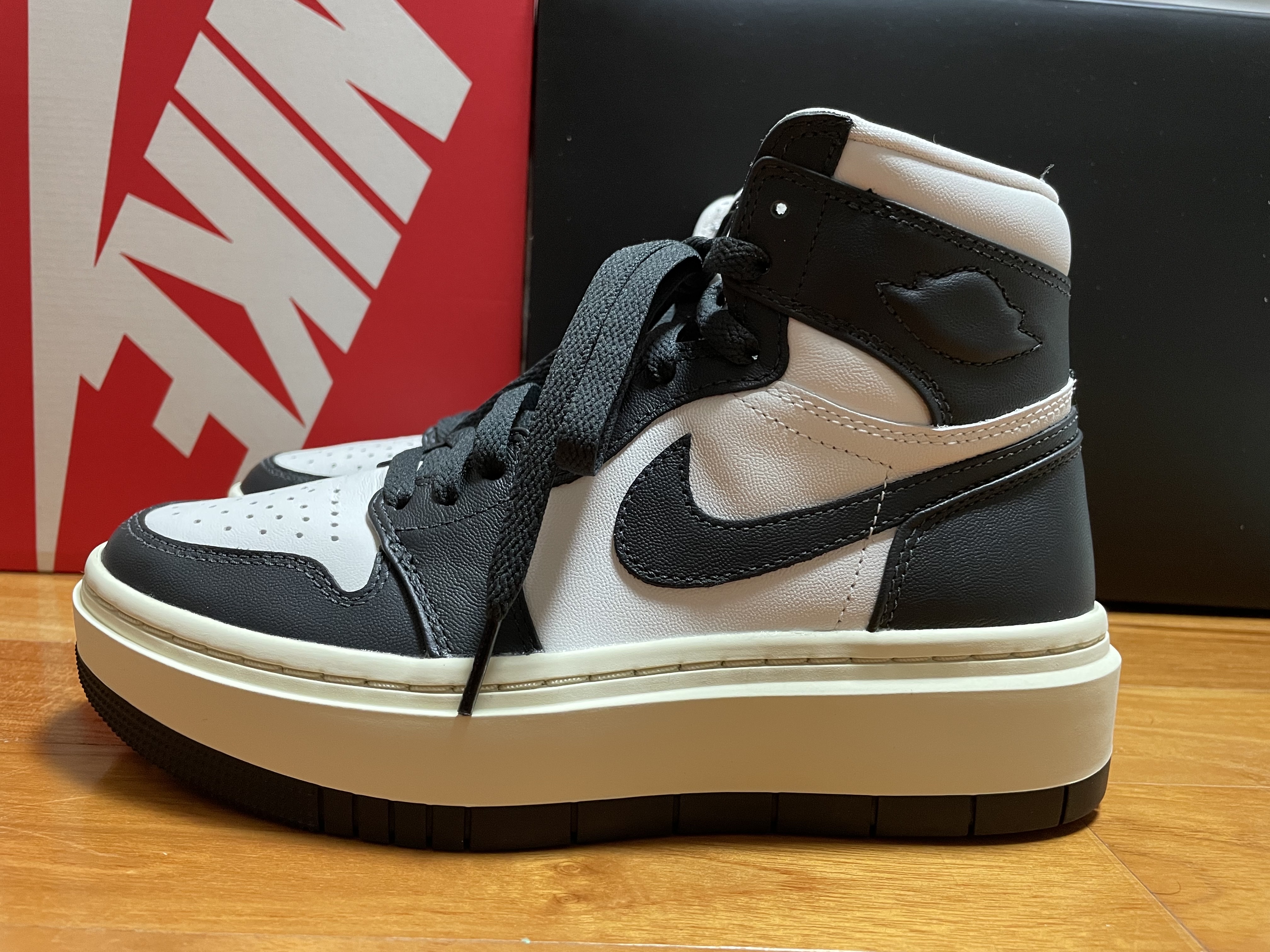 (W) Jordan 1 Elevate High Dark Ash 착용 스타일 - 1