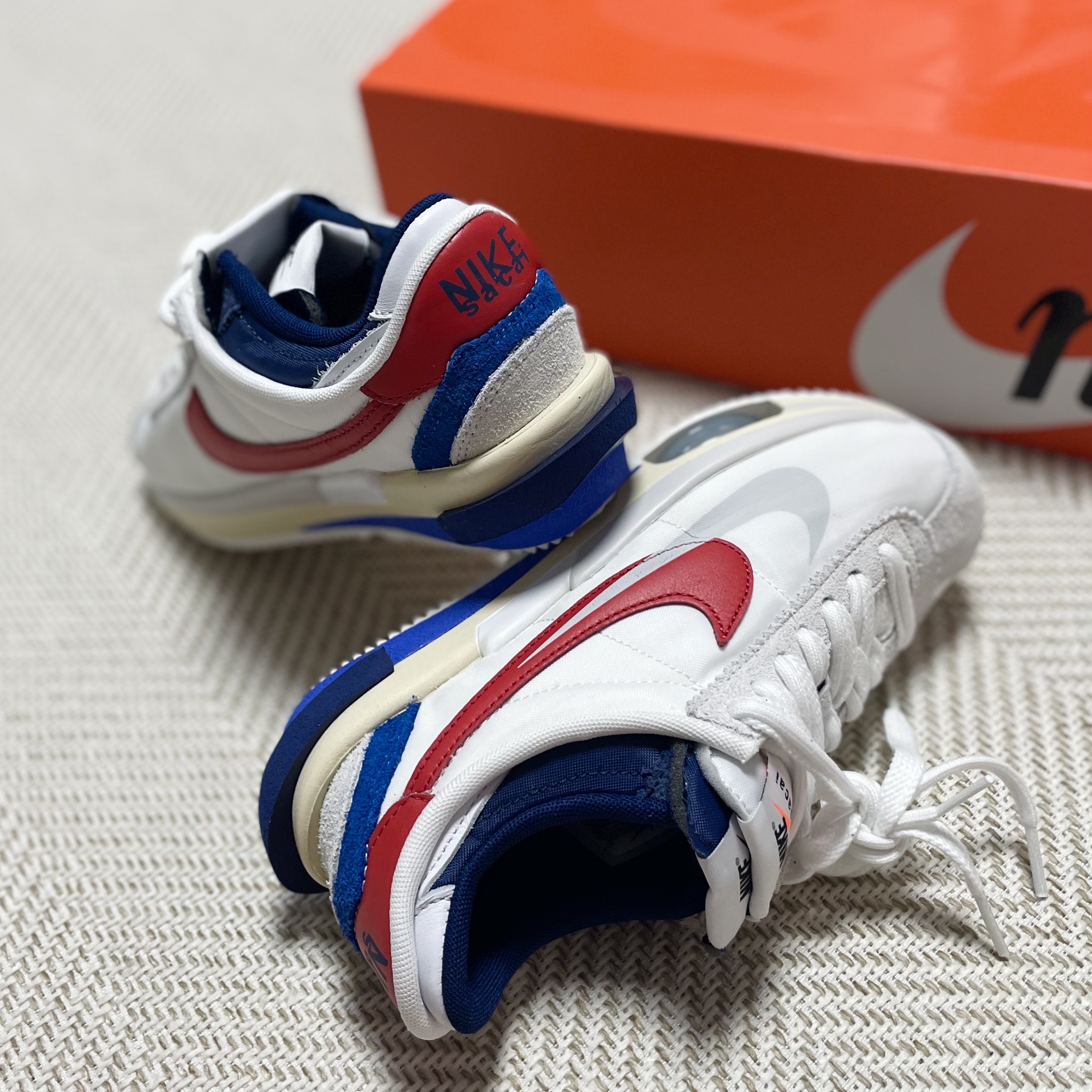 Nike x Sacai Zoom Cortez SP White and University Red 착용 스타일 - 3