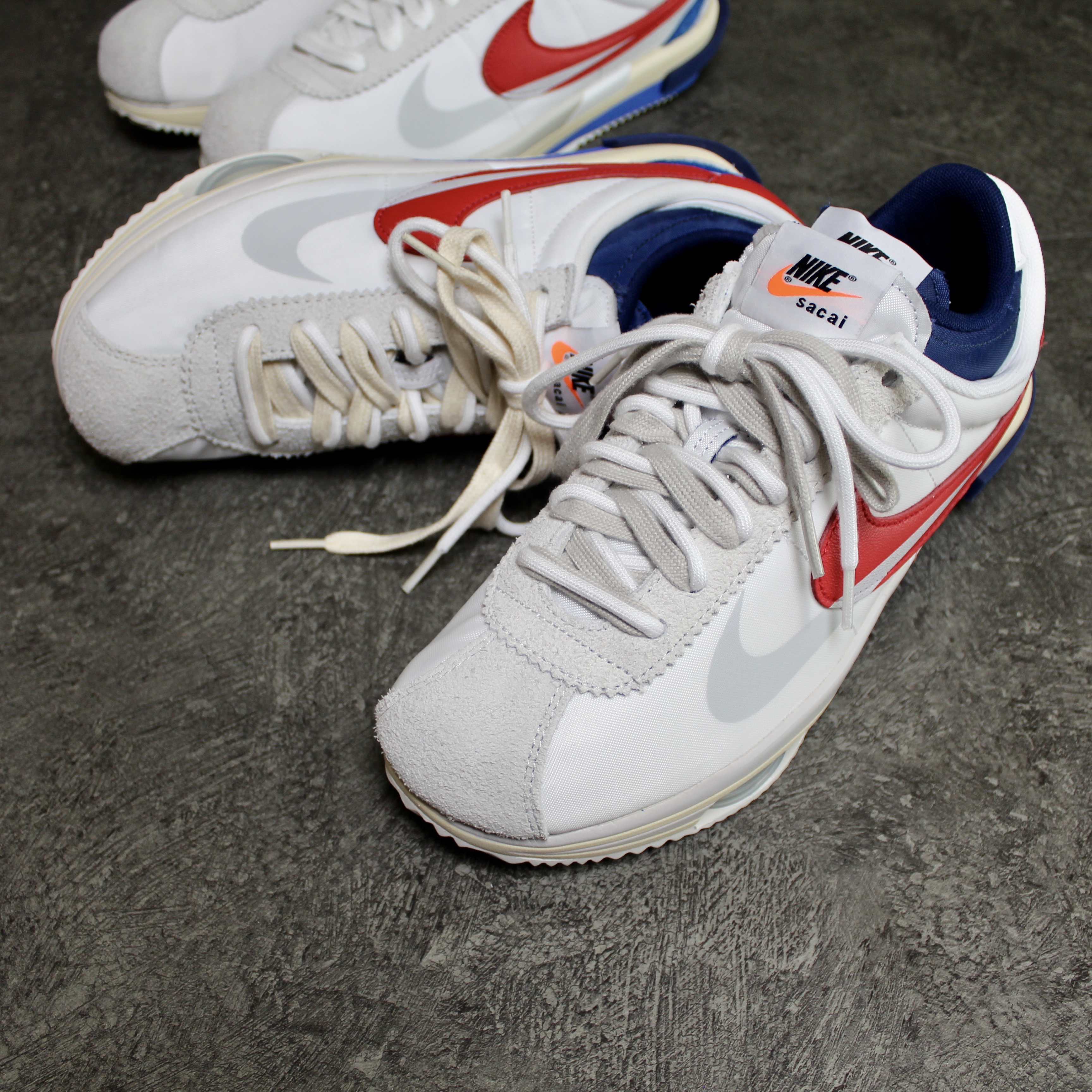 Nike x Sacai Zoom Cortez SP White and University Red 착용 스타일 - 5