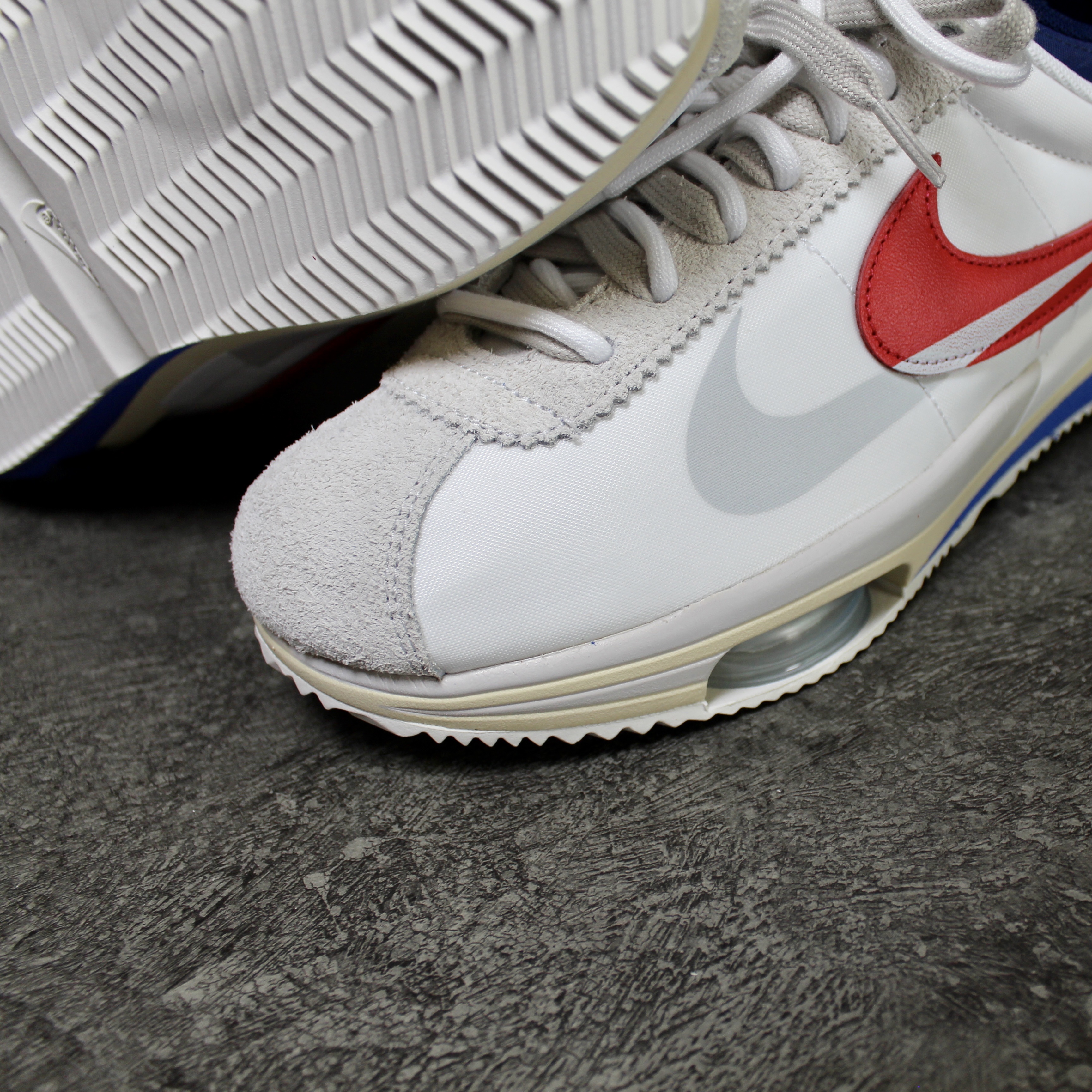 Nike x Sacai Zoom Cortez SP White and University Red 착용 스타일 - 4