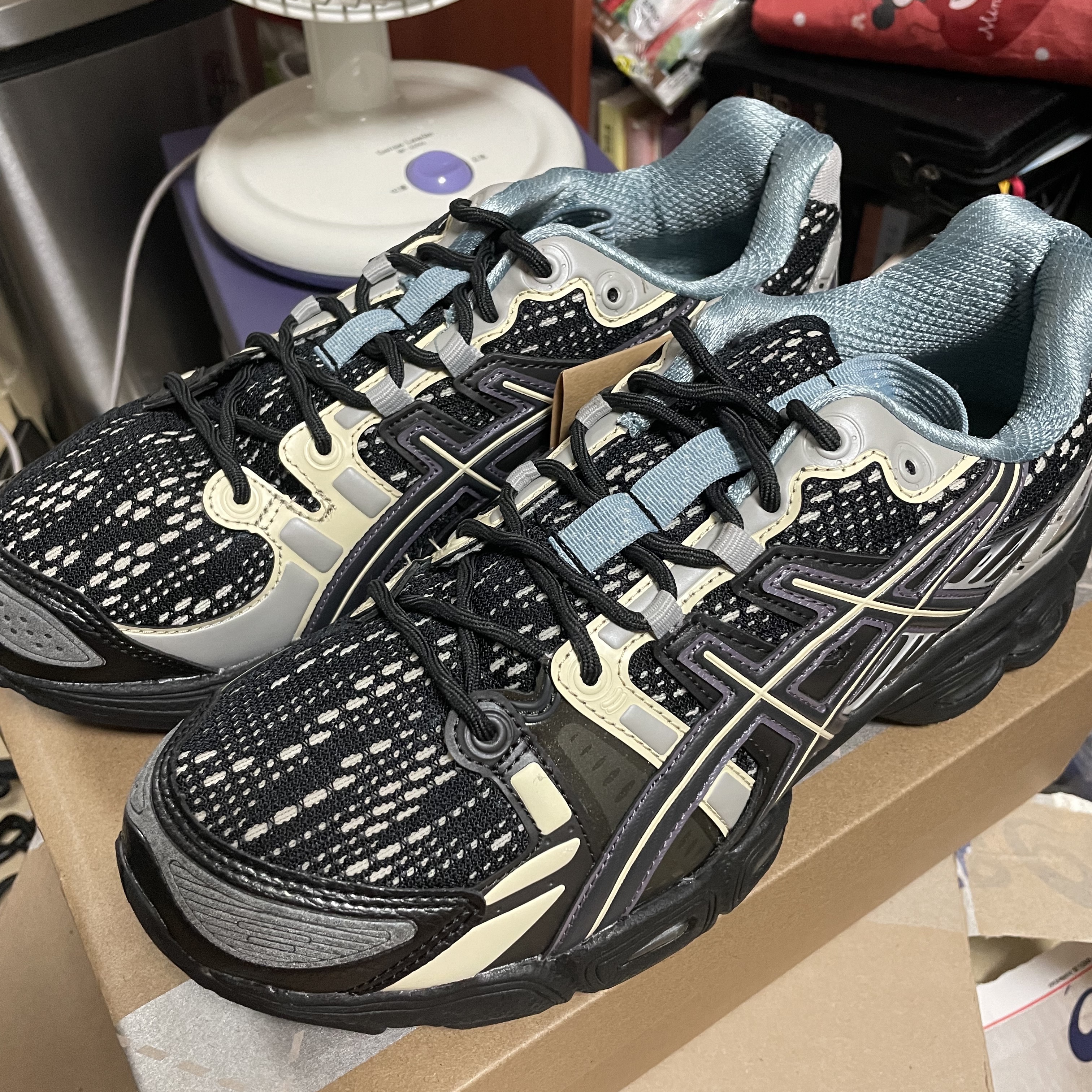 Asics UB5-S Gel-Nimbus 9 Black Gunmetal 착용 스타일 - 3
