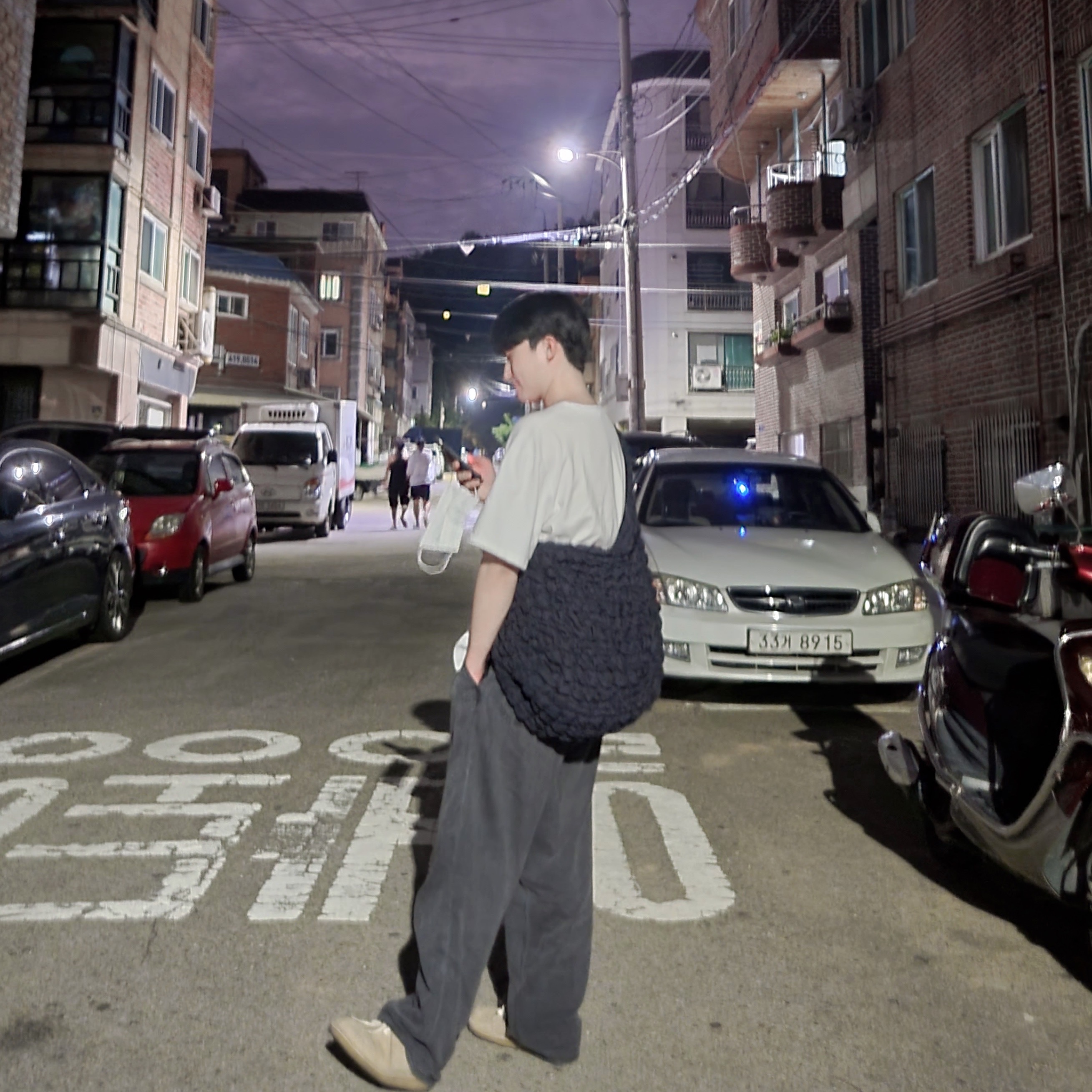 COS Quilted Oversized Shoulder Bag Dark Navy 착용 스타일