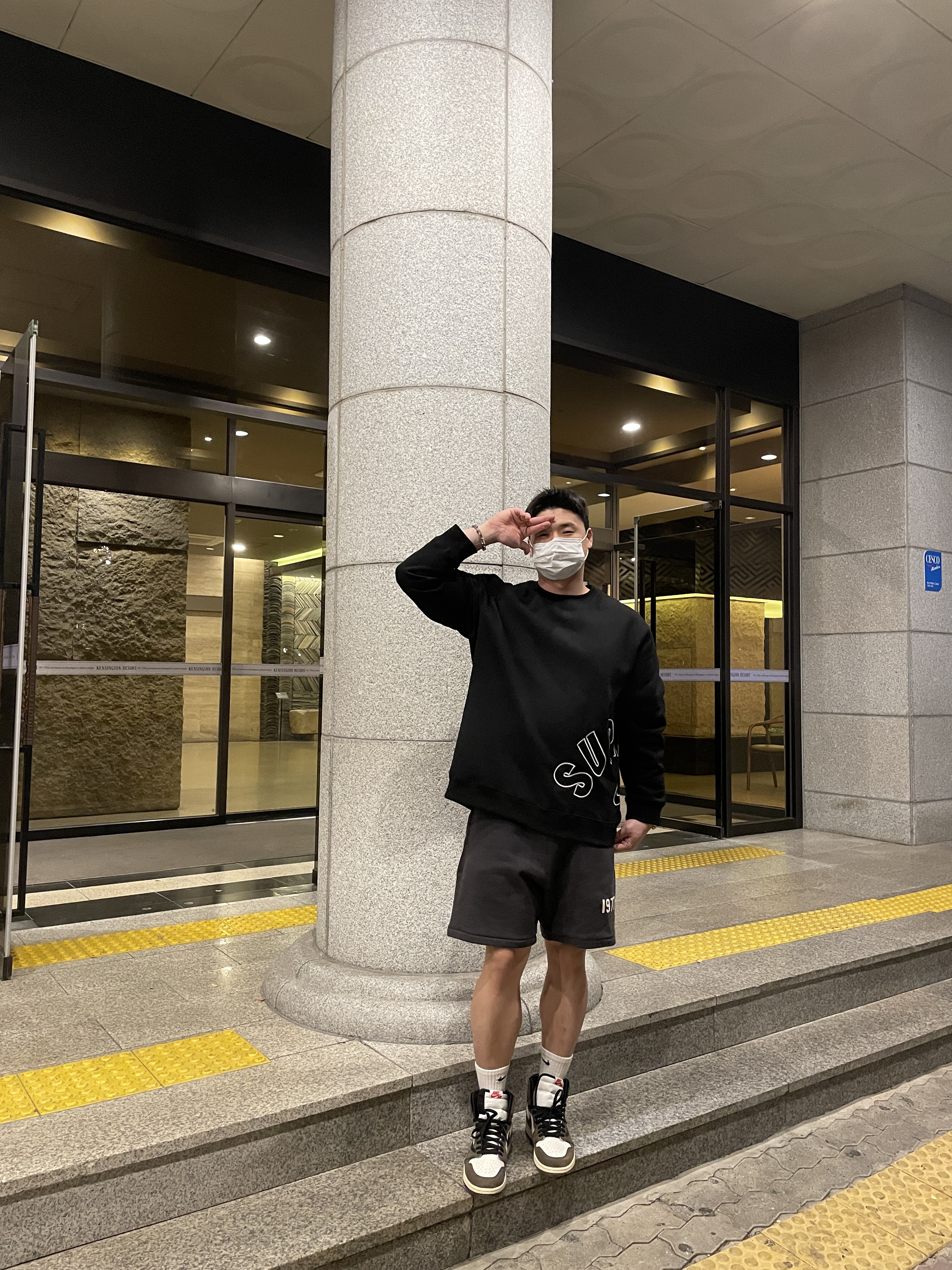 Supreme x Nike Arc Crewneck Black - 22SS, Essentials 1977 Shorts Iron - 22SS 착용 스타일