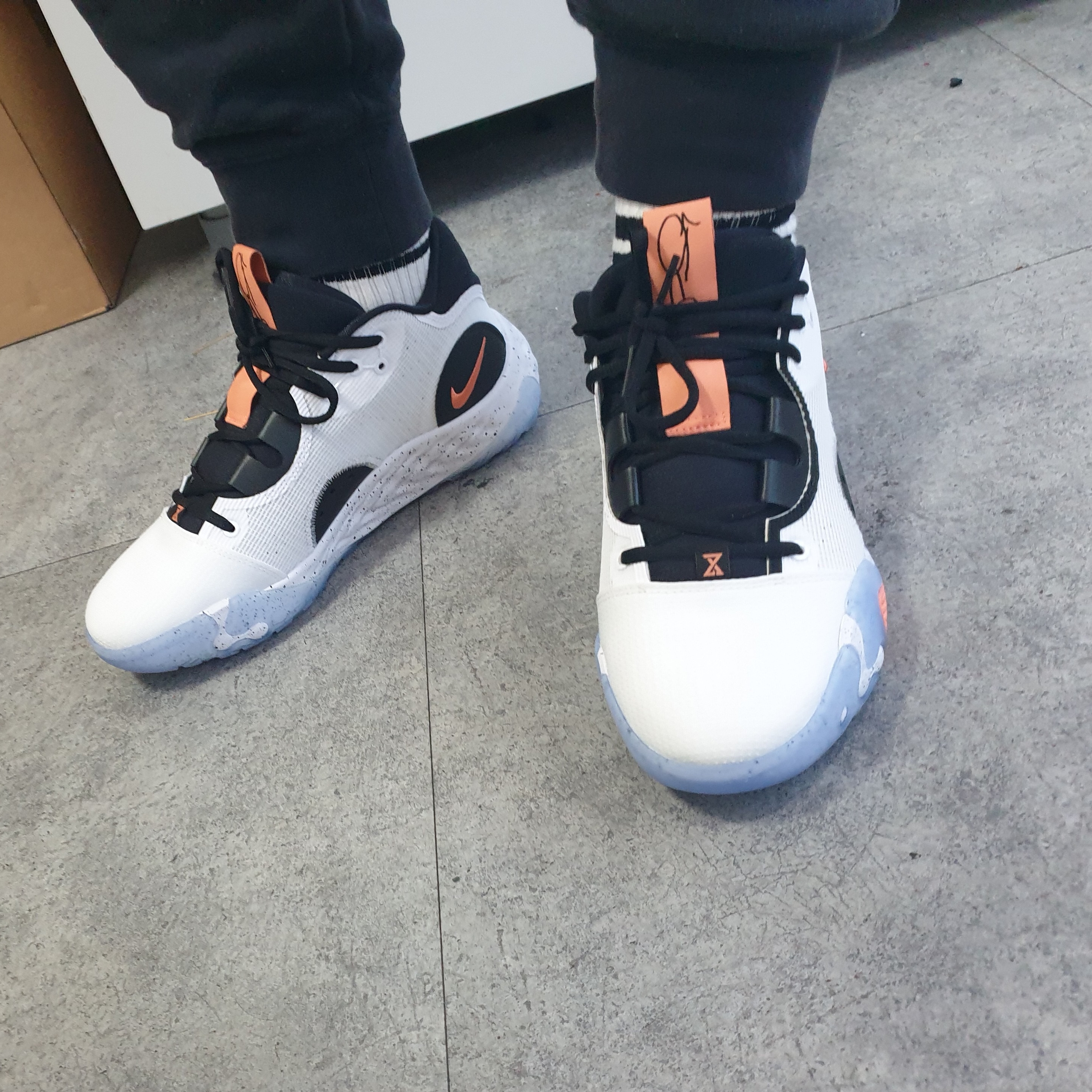 Nike PG 6 EP Fluoro 착용 스타일 - 2