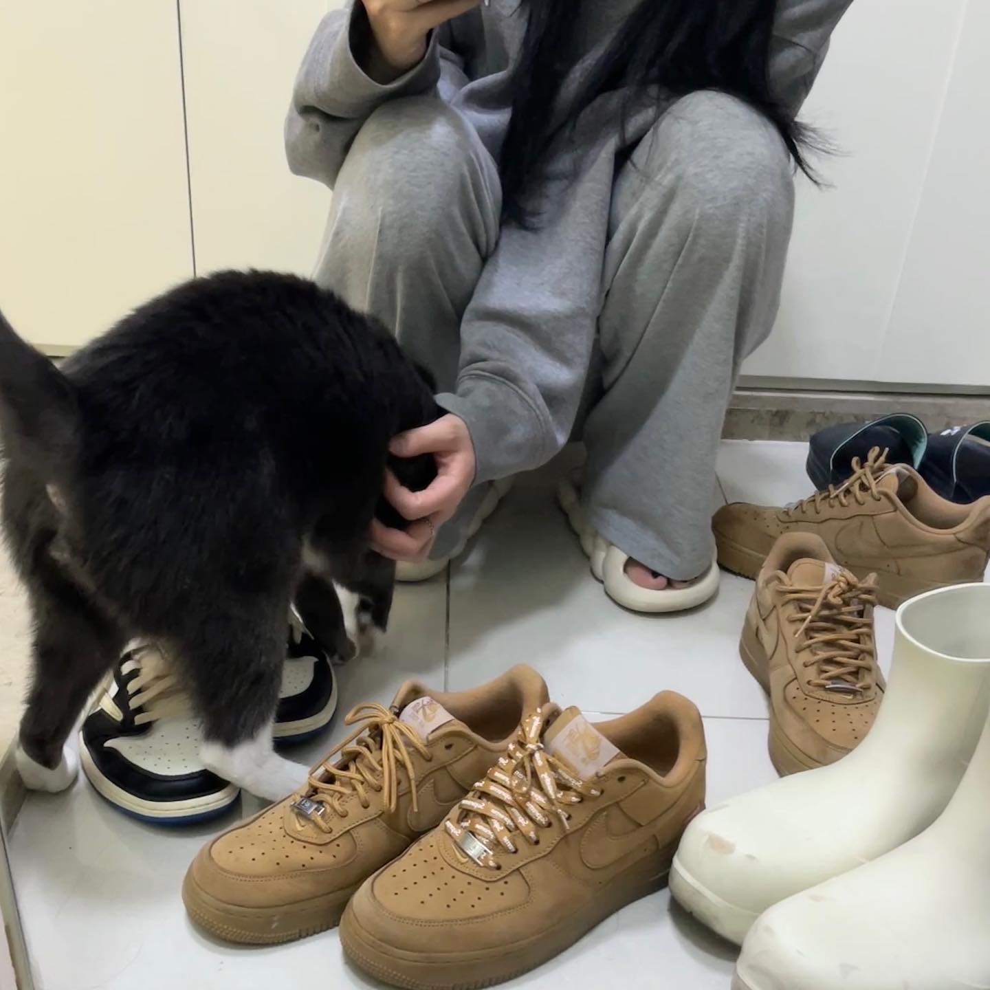 Nike x Supreme Air Force 1 Low Flax, Acne Studios Fonbar Face Crewneck Sweatshirt Light Grey Melange 착용 스타일