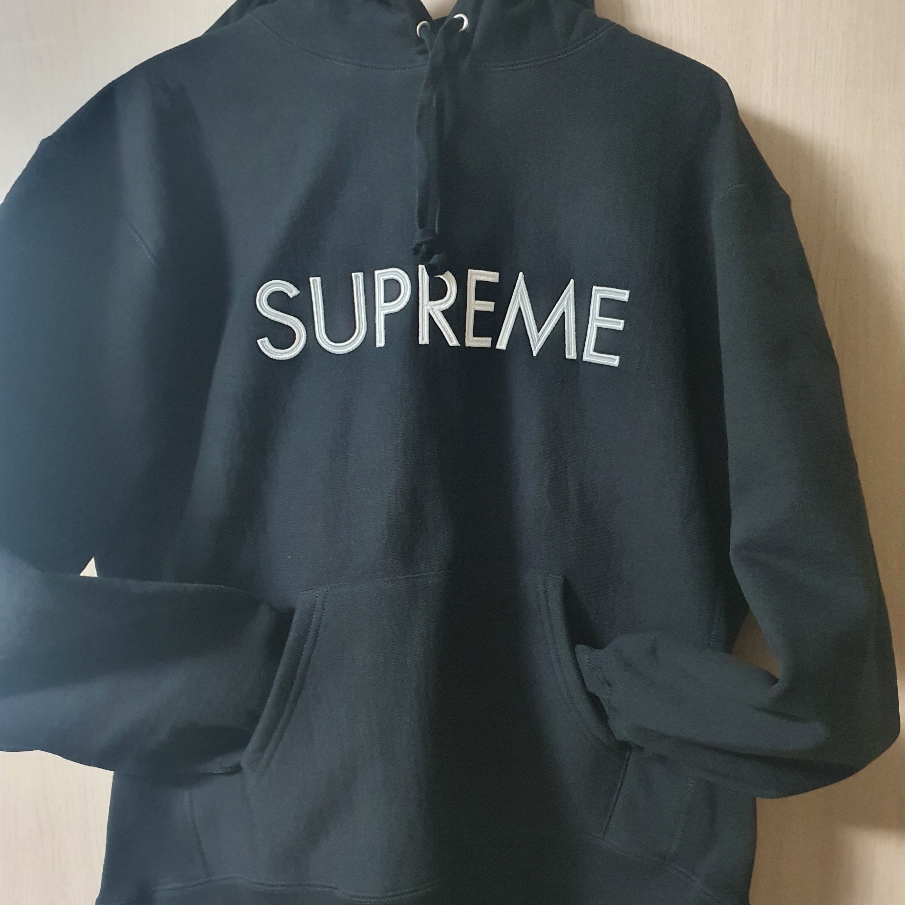 Supreme Capital Hooded Sweatshirt Black - 22FW 착용 스타일 - 1