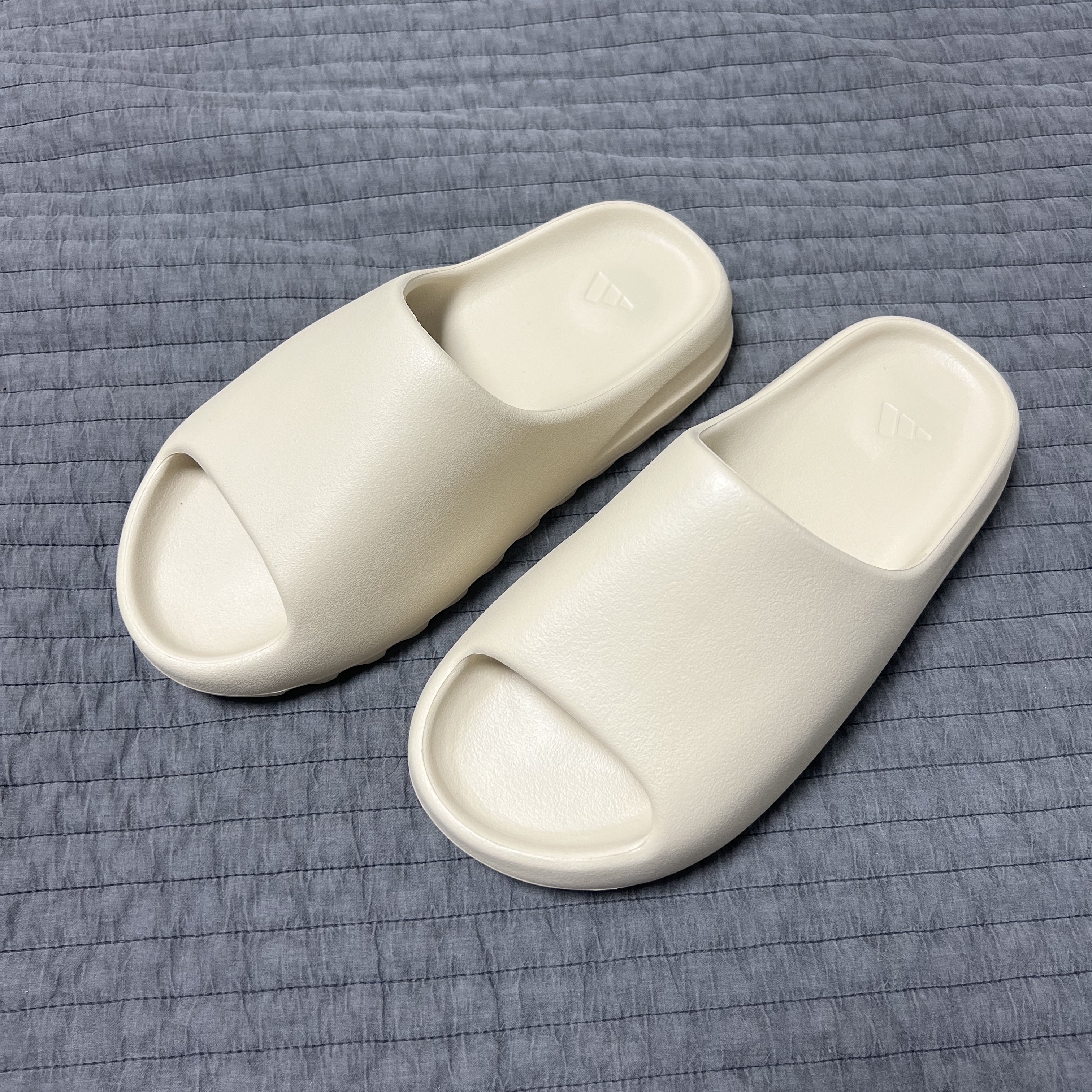 Adidas Yeezy Slide Bone 2022/2023 착용 스타일 - 1