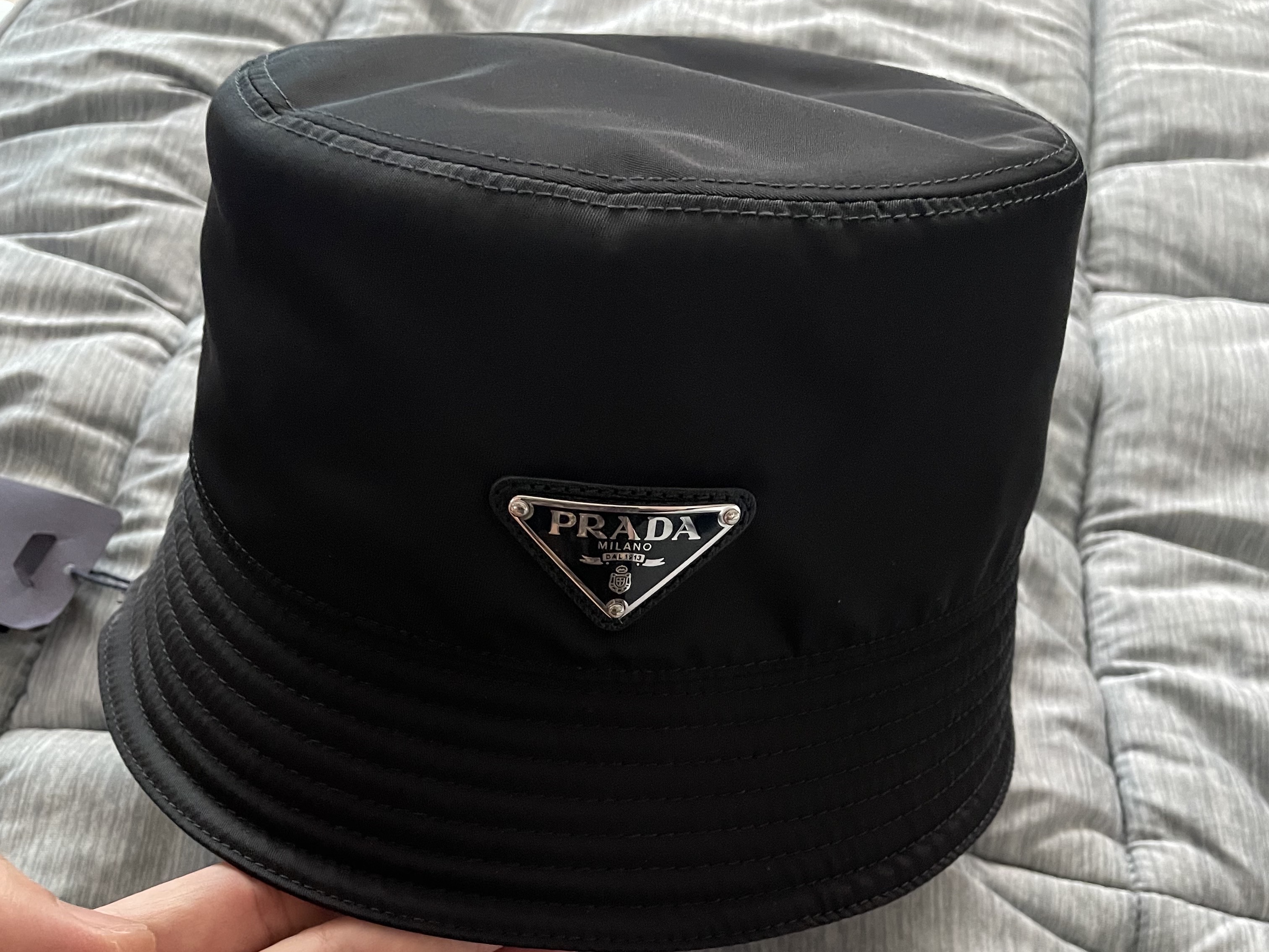 Prada Nylon Bucket Hat Black 착용 스타일