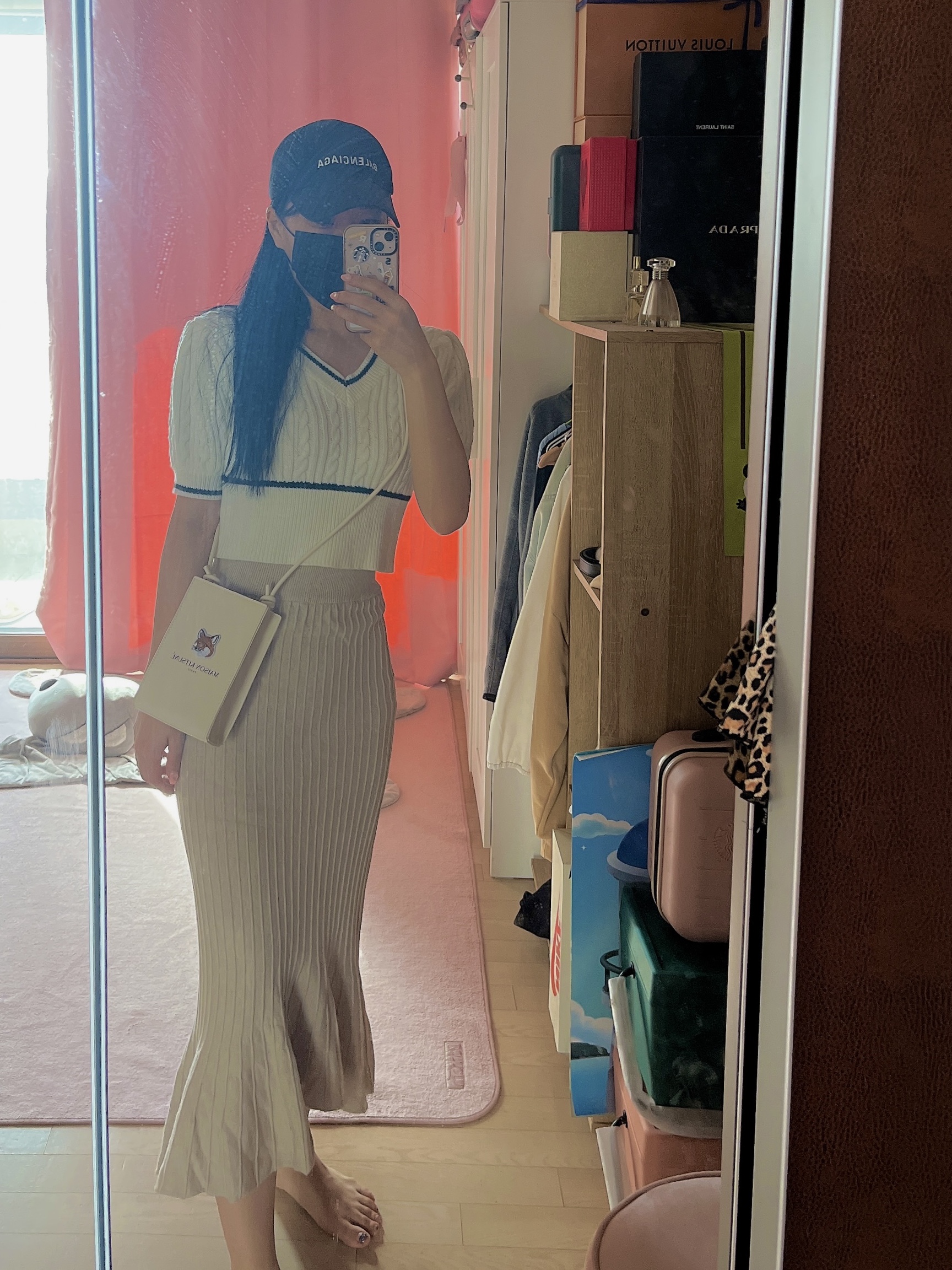 Maison Kitsune x Laneige Crossbody Bag 착용 스타일 - 1