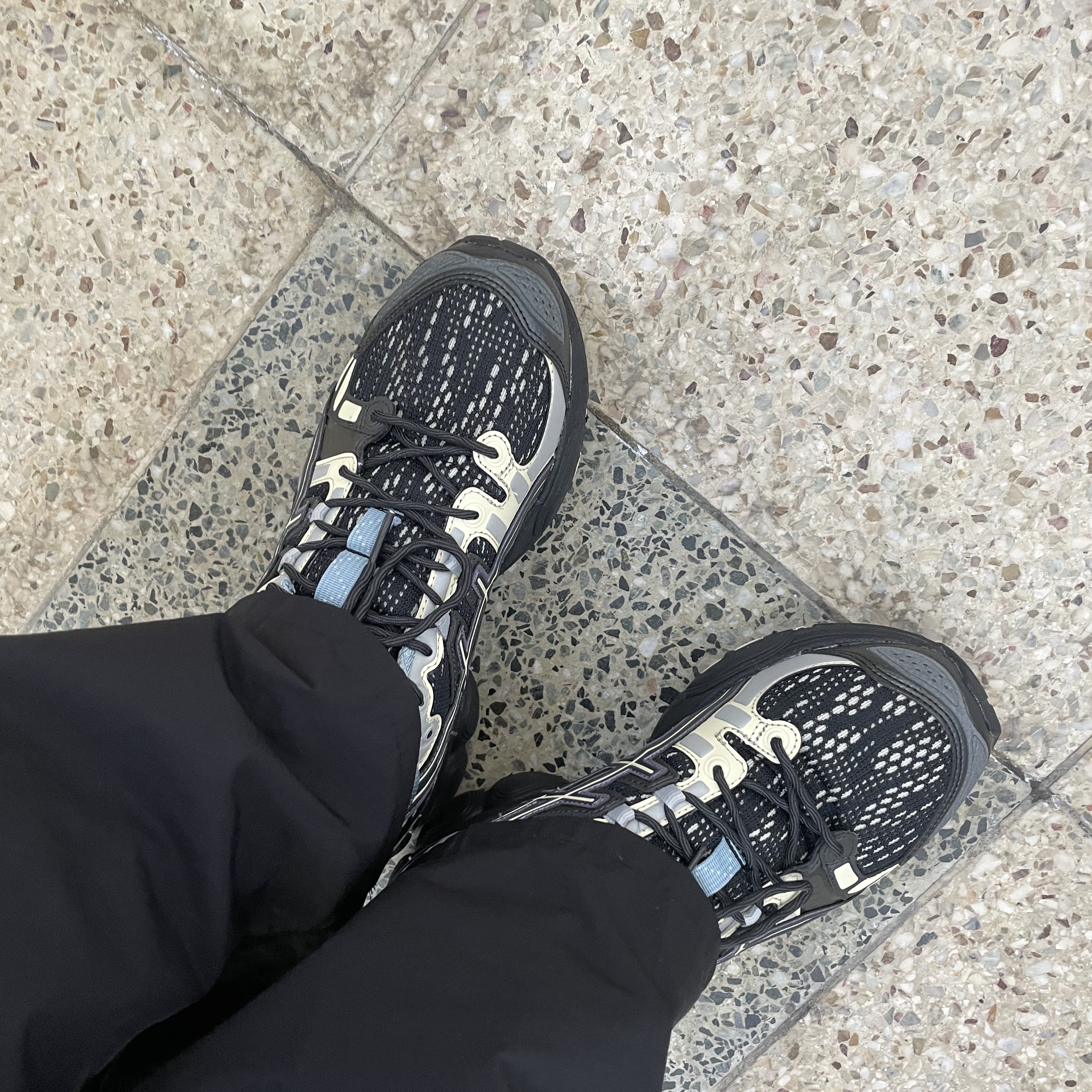 Asics UB5-S Gel-Nimbus 9 Black Gunmetal 착용 스타일 - 2