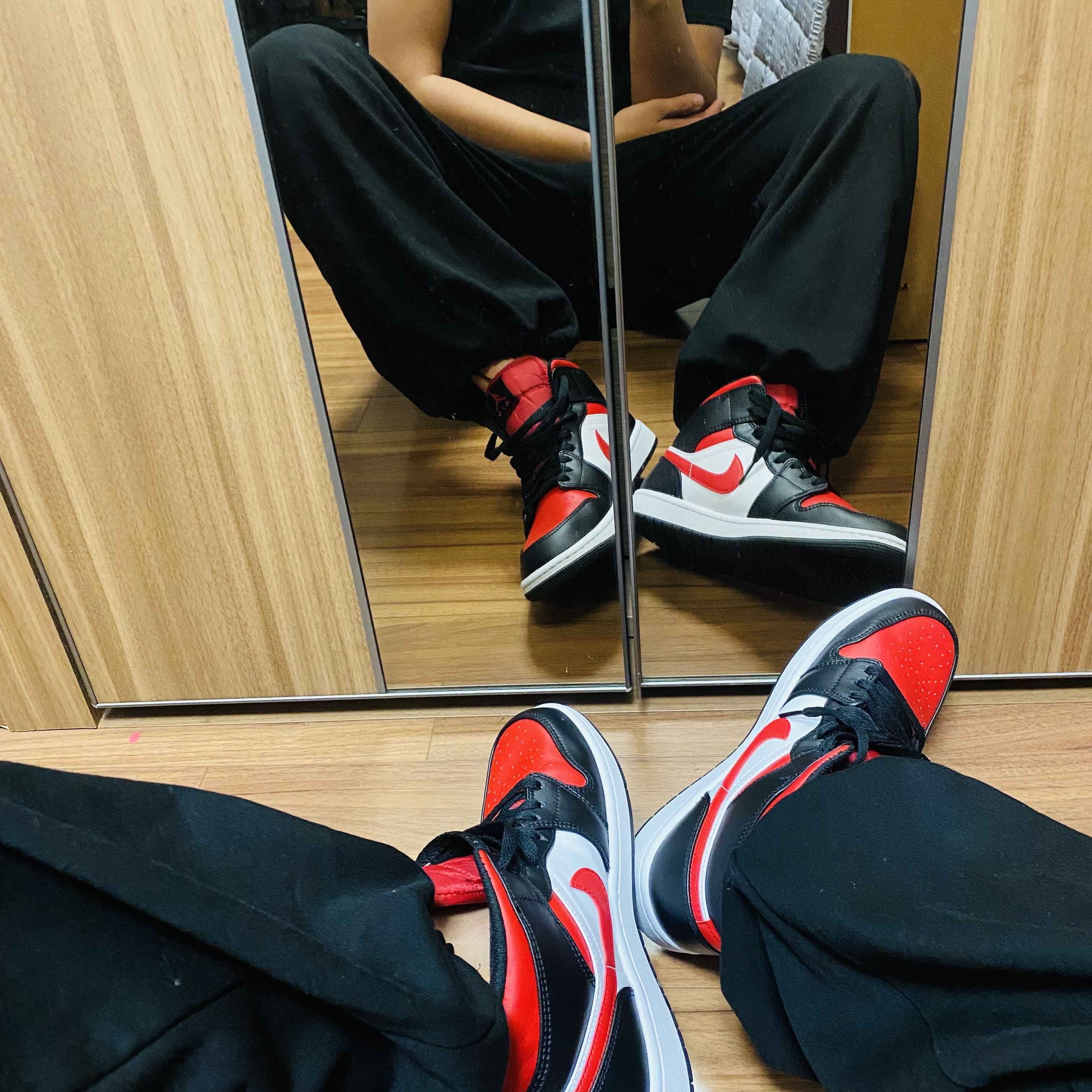 Jordan 1 Mid Black Fire Red 착용 스타일