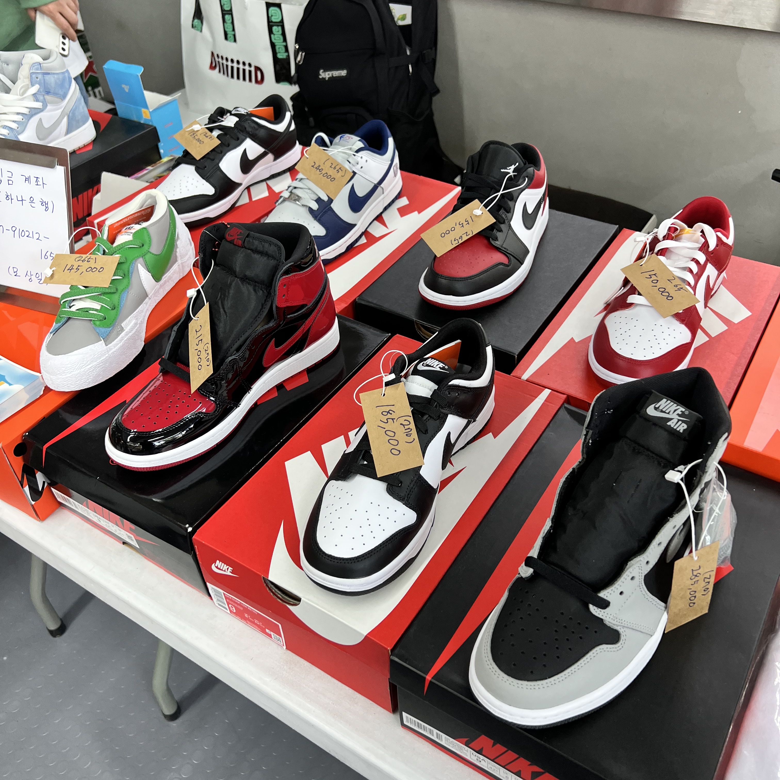 Jordan 1 x Travis Scott Retro Low OG SP Sail and Ridgerock 착용 스타일 - 5