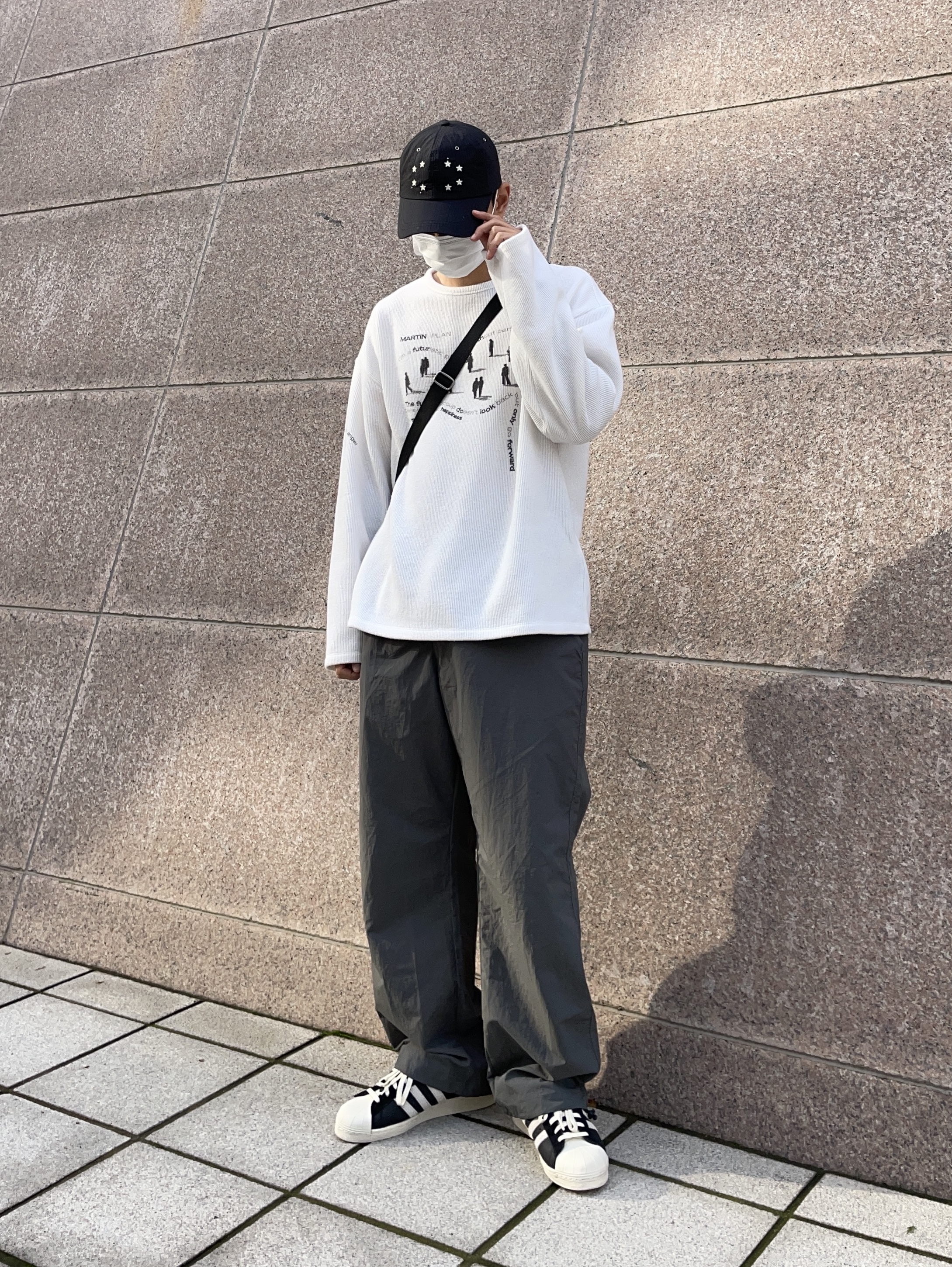 Adidas Superstar 82 Black White 착용 스타일 - 1
