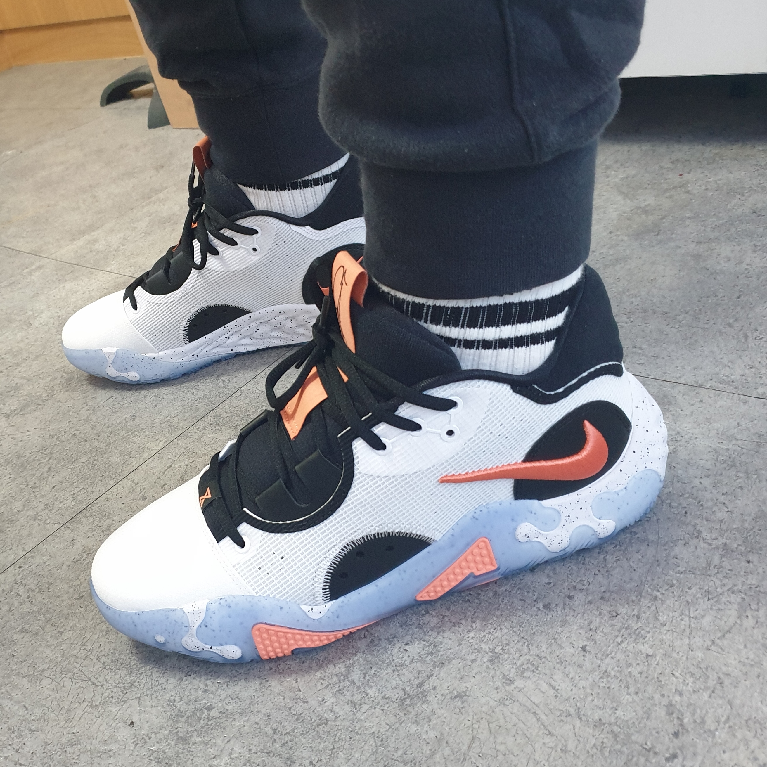 Nike PG 6 EP Fluoro 착용 스타일 - 3