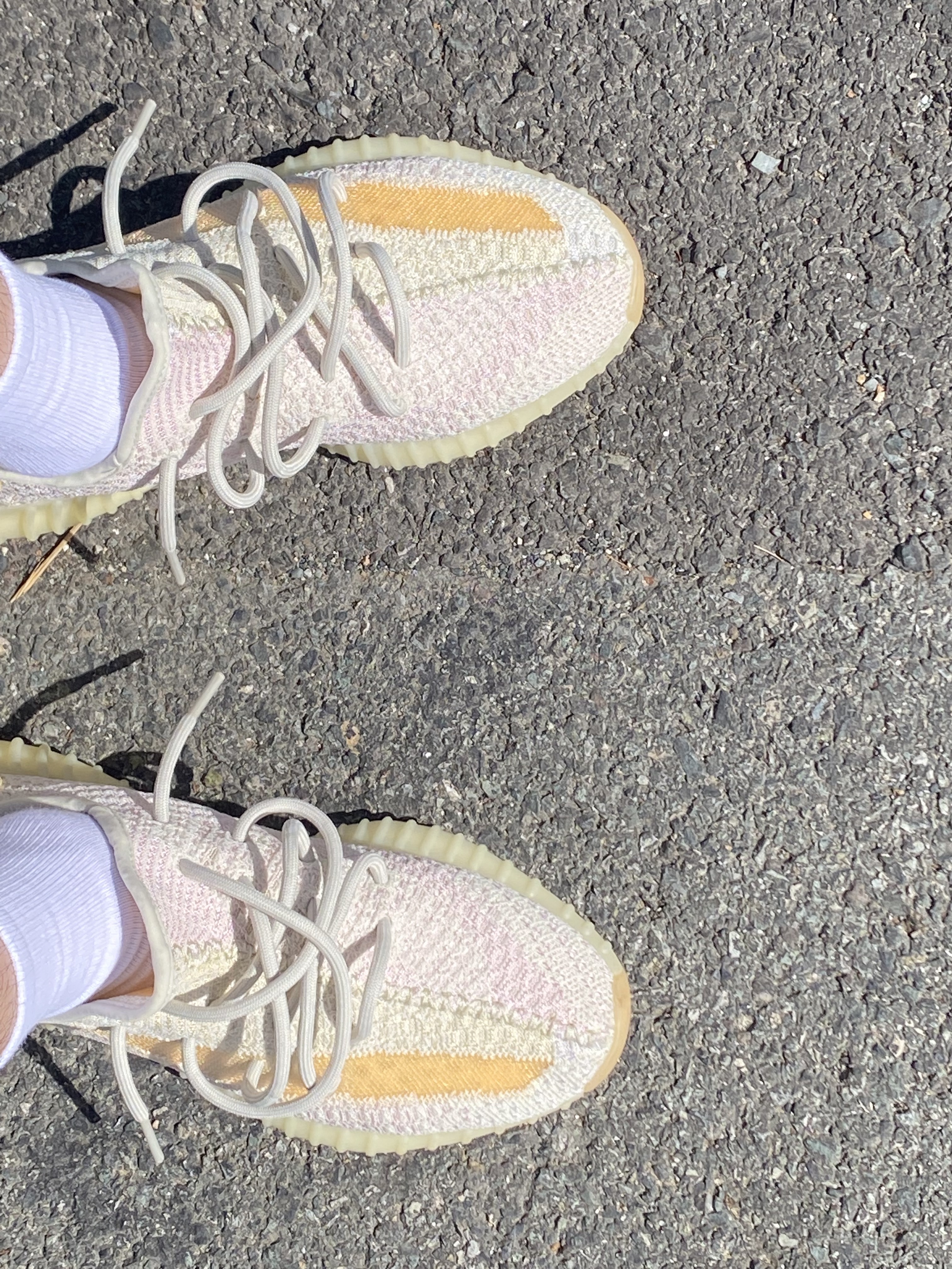 Adidas Yeezy Boost 350 V2 Light 착용 스타일