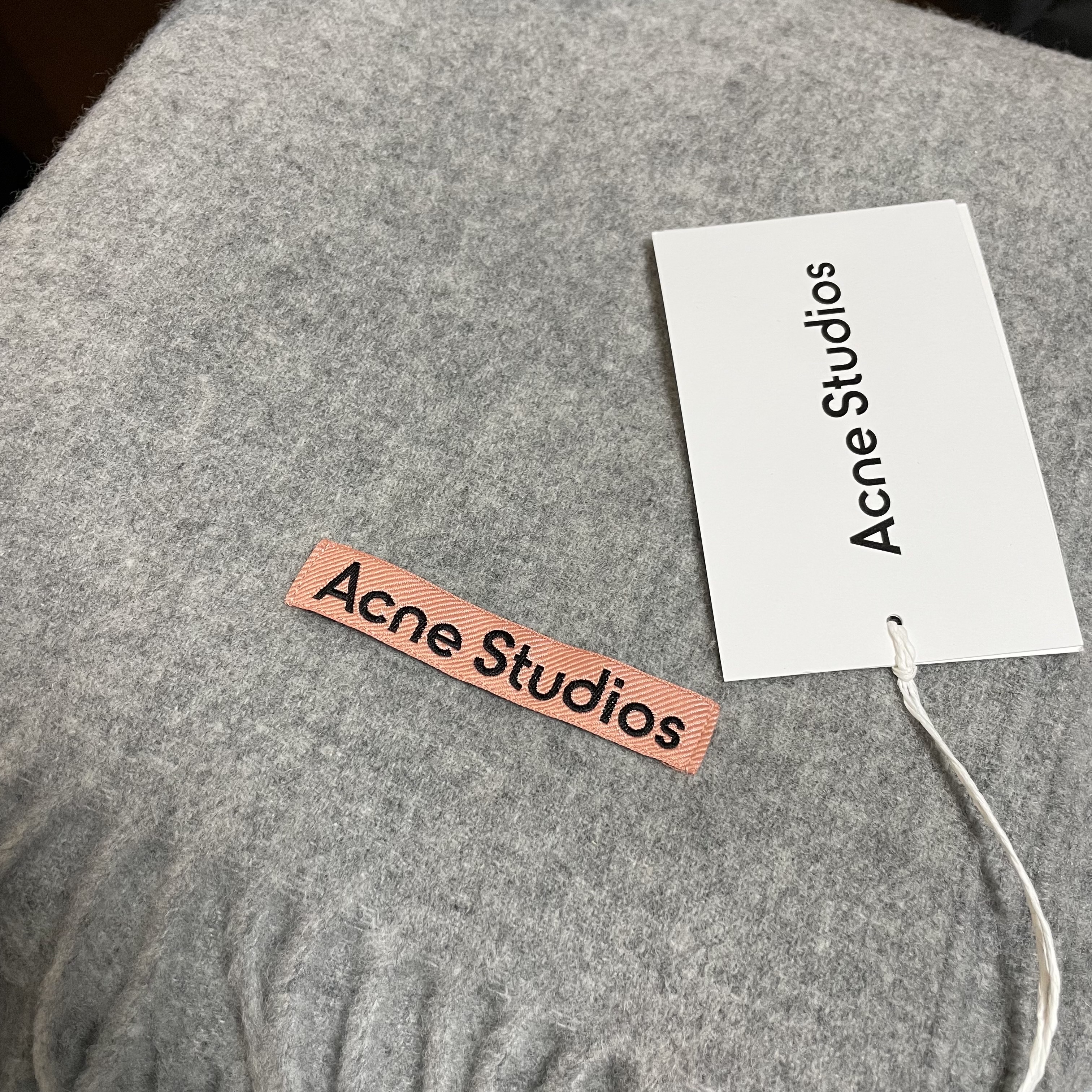 Acne Studios Narrow Wool Fringe Muffler Light Grey Melange 착용 스타일
