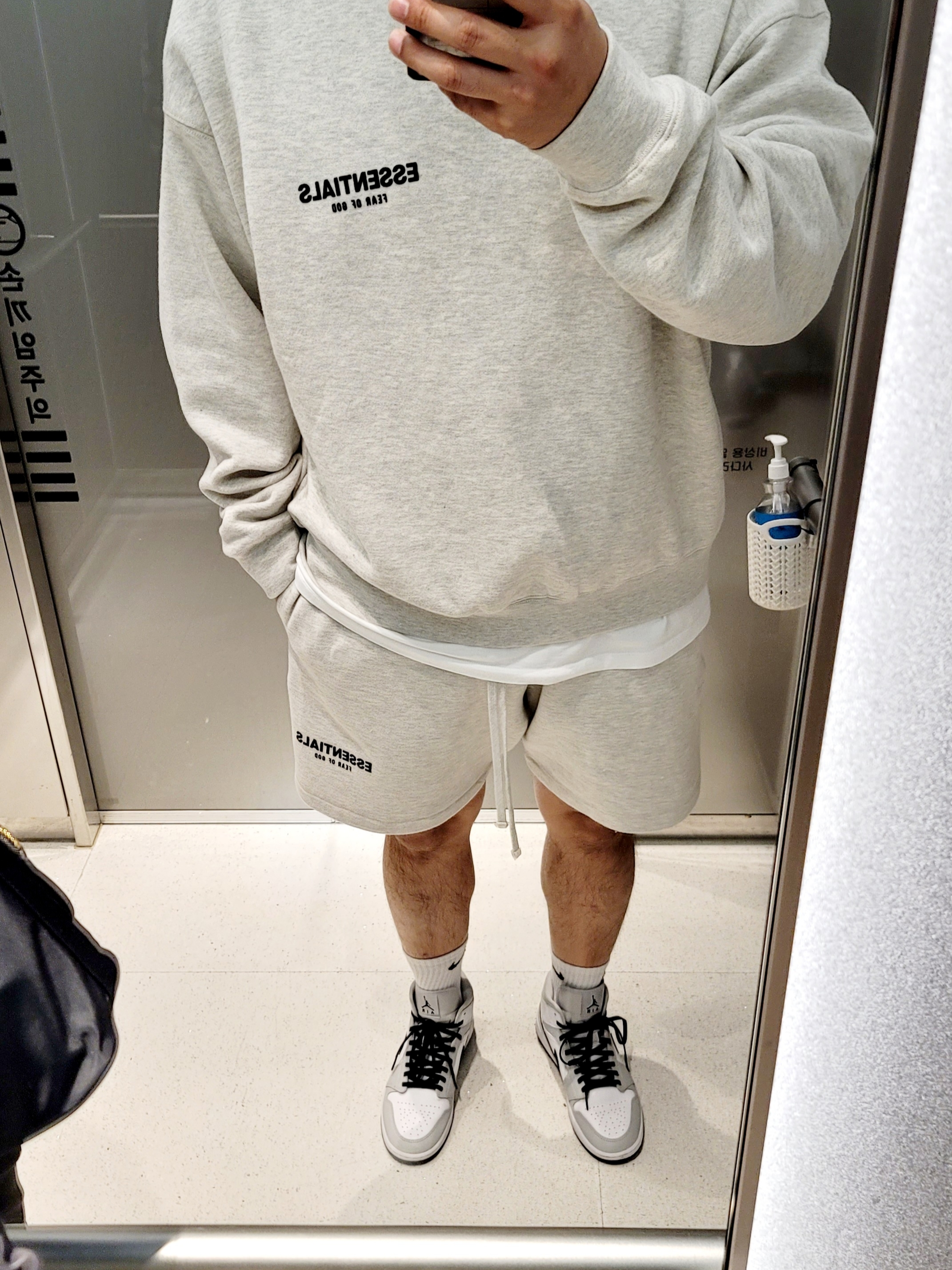 Essentials The Core Collection Crewneck Sweatshirt Light Oatmeal, Essentials The Core Collection Sweatshorts Light Oatmeal 착용 스타일