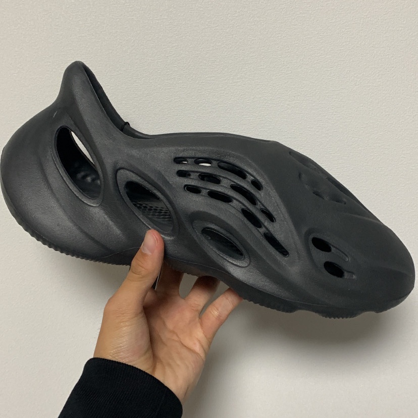 Adidas Yeezy Foam RNNR Onyx 착용 스타일 - 1