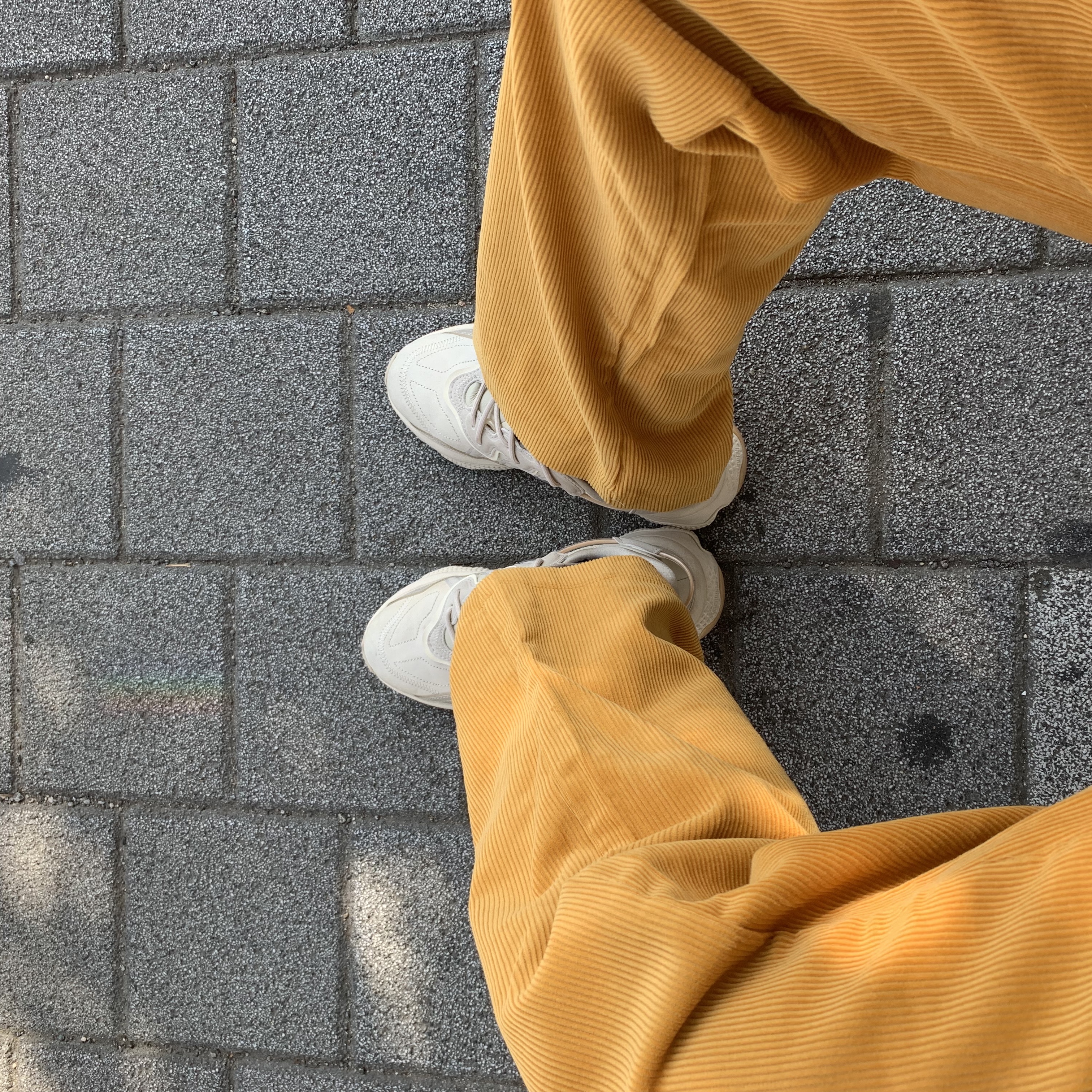 Adidas Ozweego Clear Brown 착용 스타일