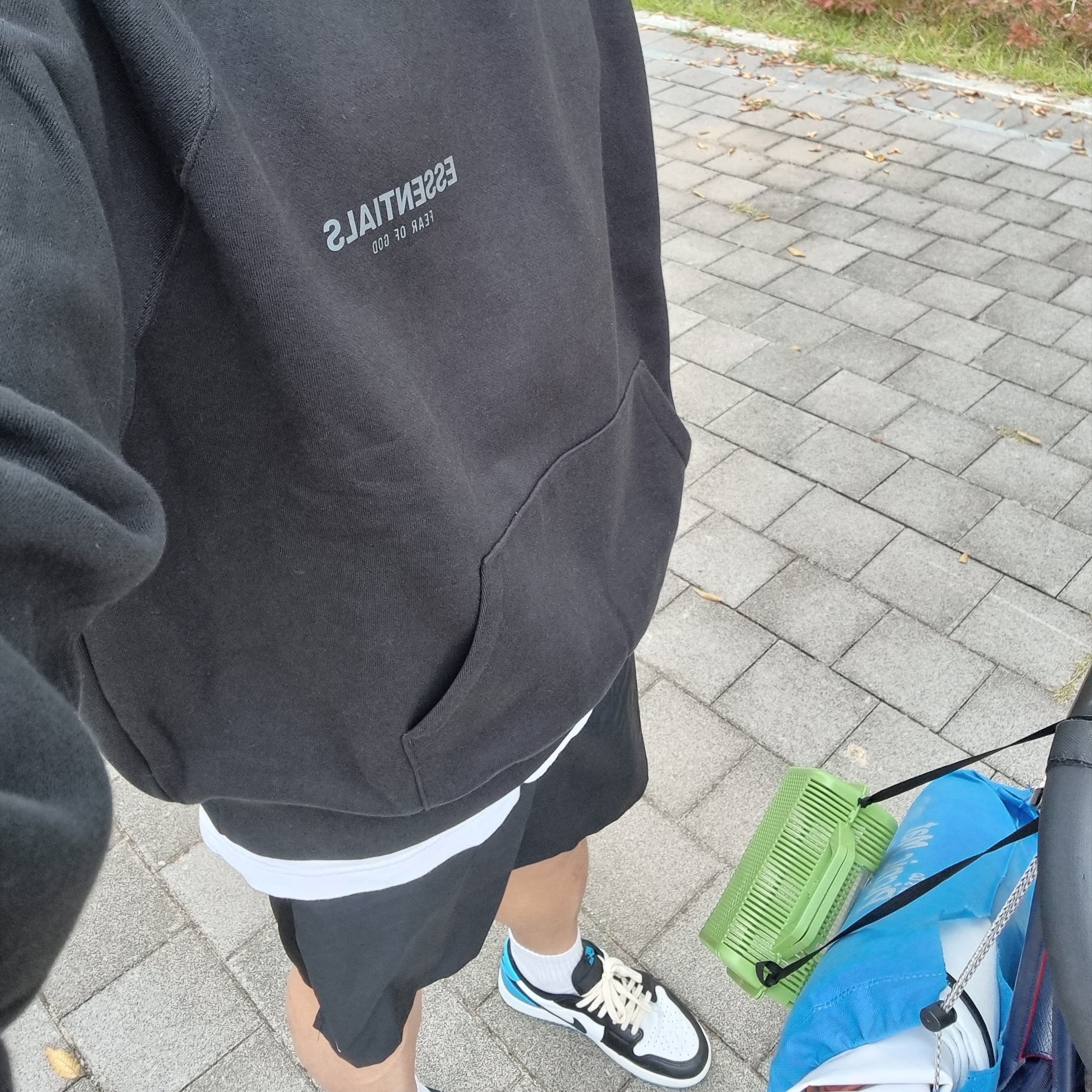 Essentials The Core Collection Pullover Hoodie Black, Jordan 1 Retro Low OG Black and Dark Powder Blue 착용 스타일