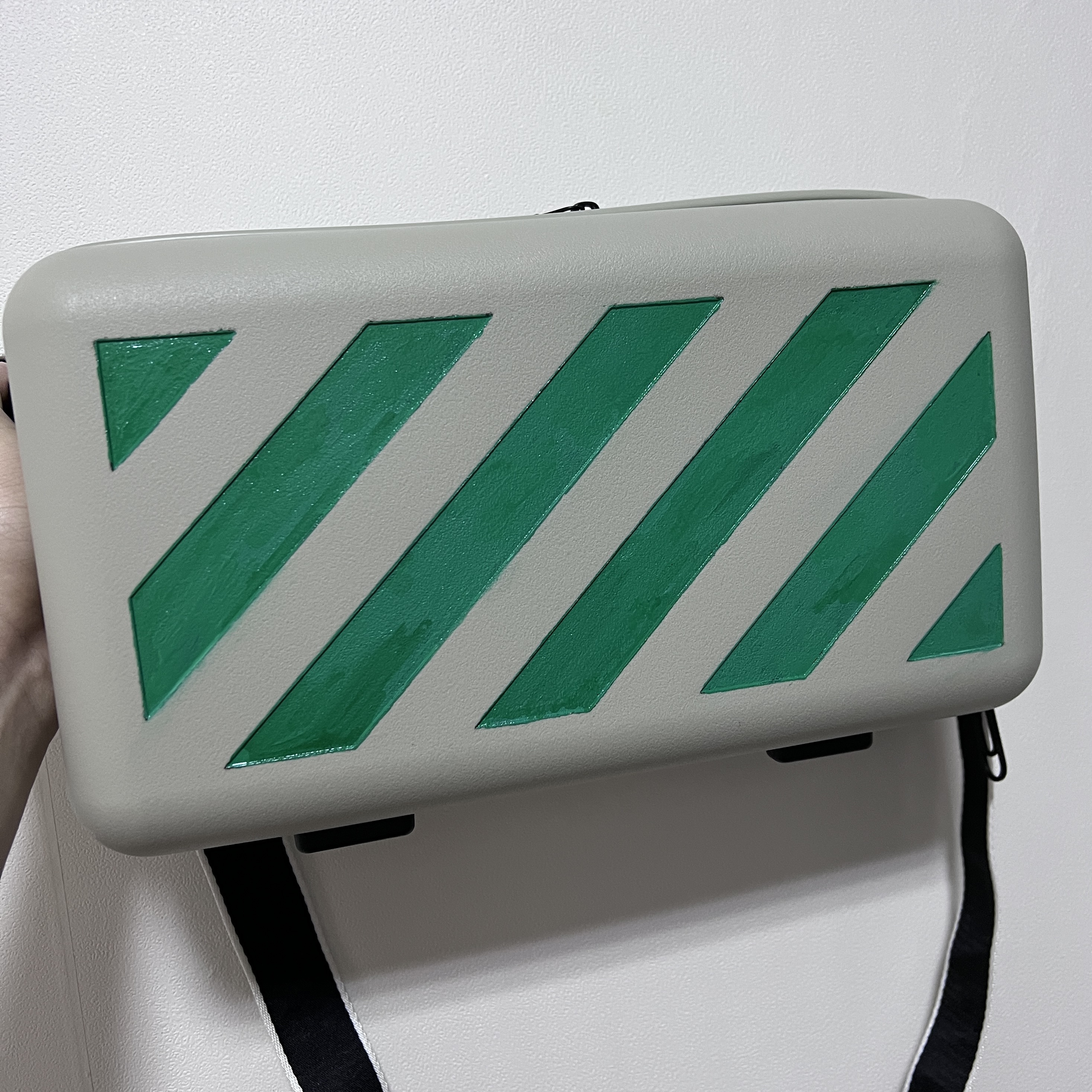 Off-White x Amore Pacific Protection Box (Without Cosmetics) 착용 스타일 - 2