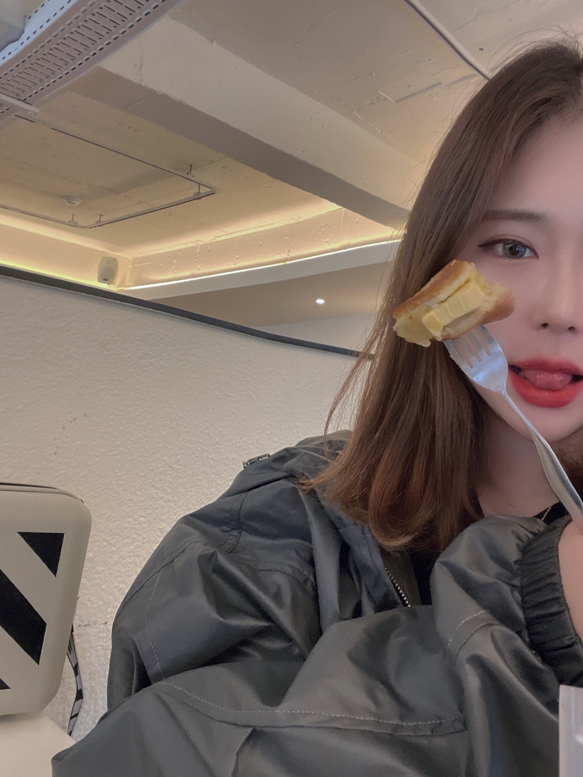 Off-White x Amore Pacific Protection Box (Without Cosmetics) 착용 스타일